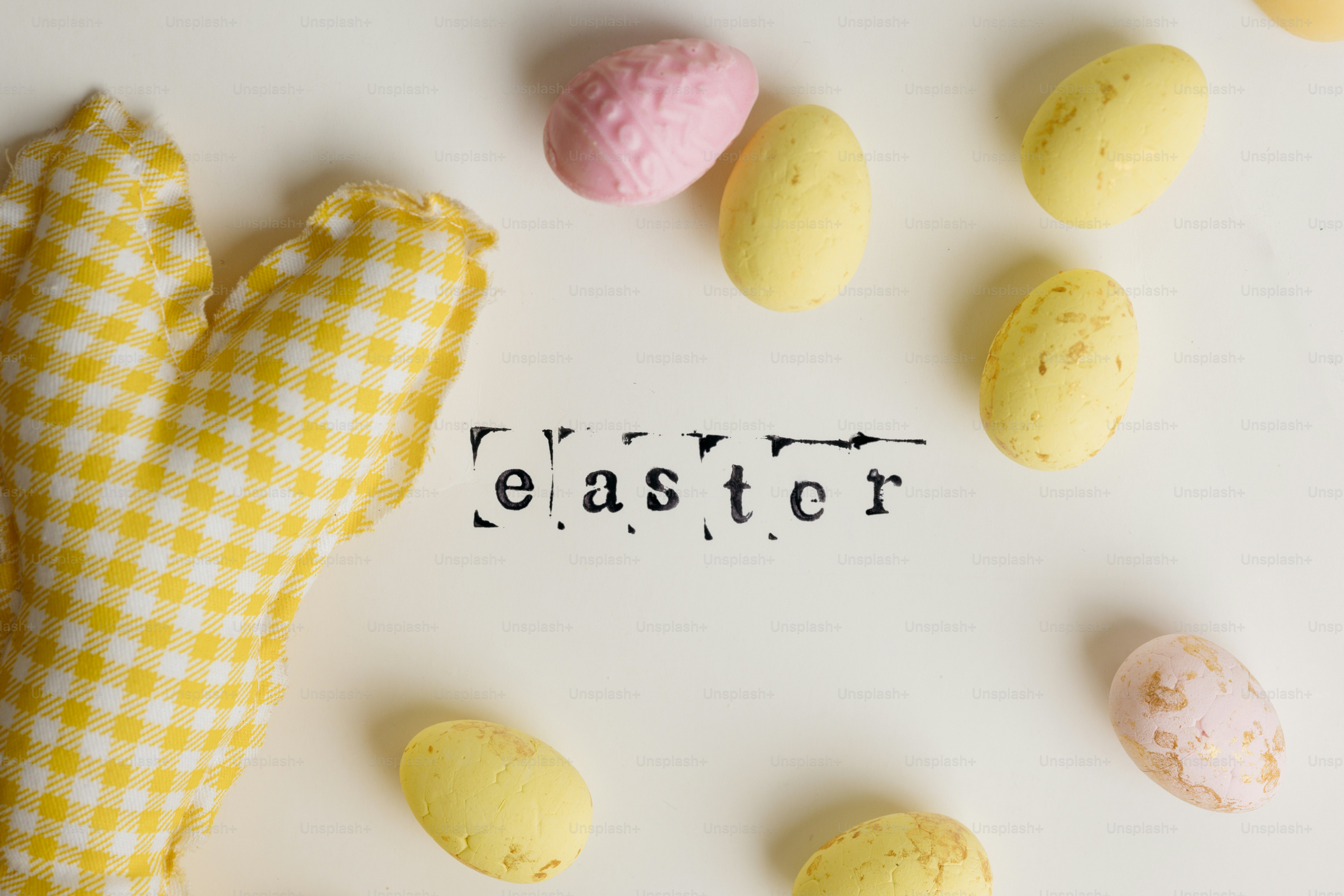 Huevos de Pascua y orejas de conejo sobre fondo blanco