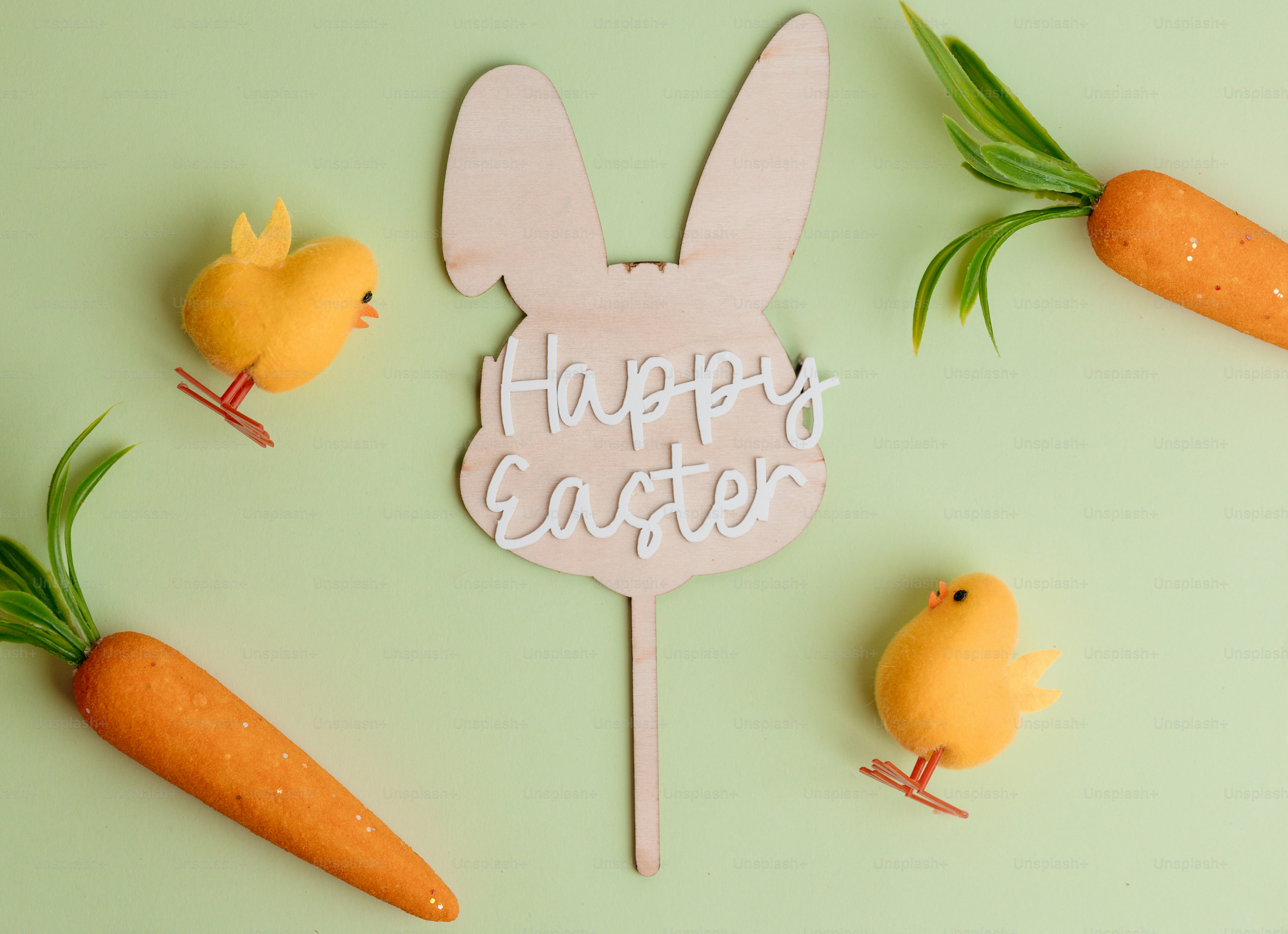 Decoración de conejo de Pascua con zanahorias y pollitos