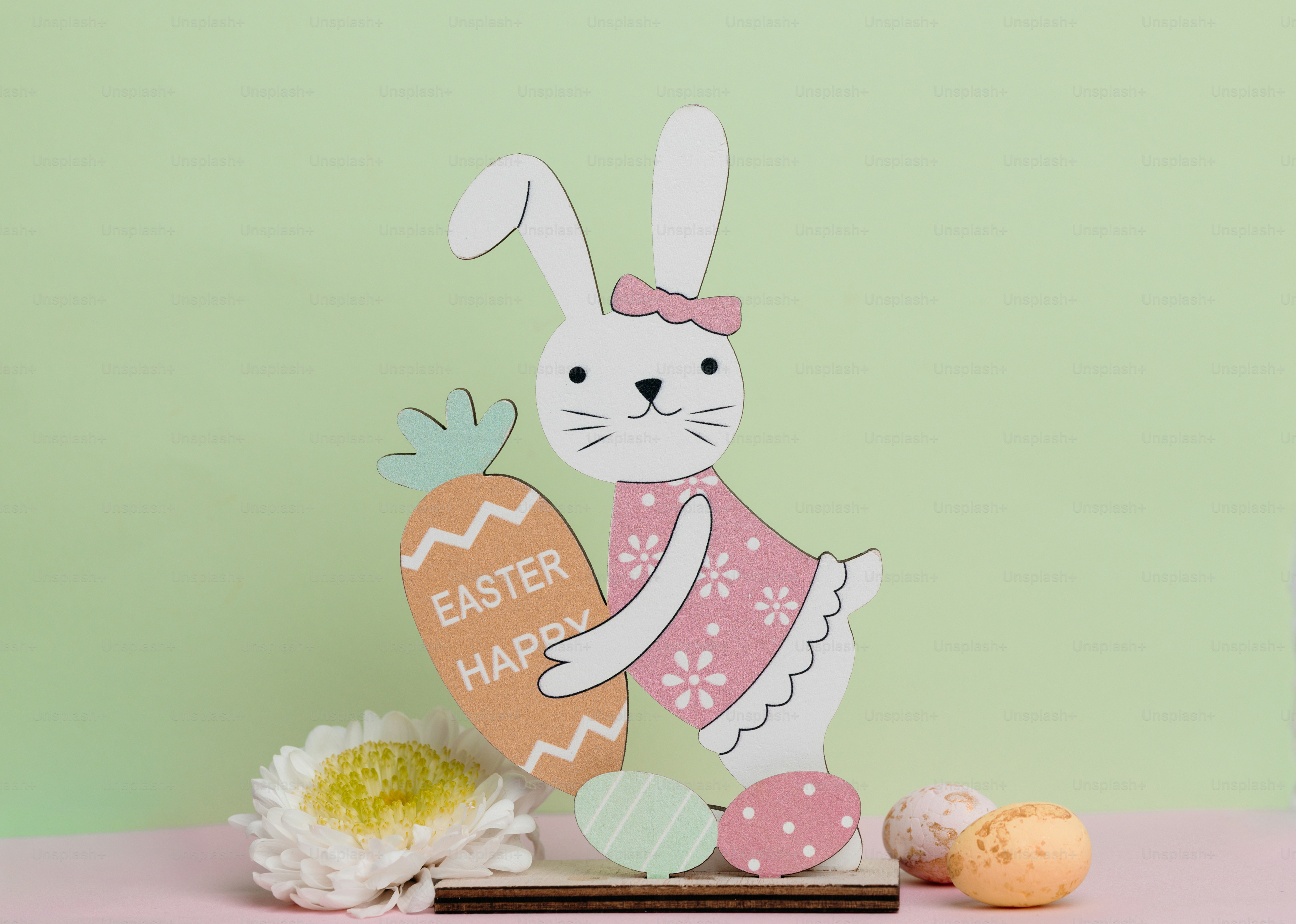 Decoración de conejito de Pascua con zanahoria y huevos