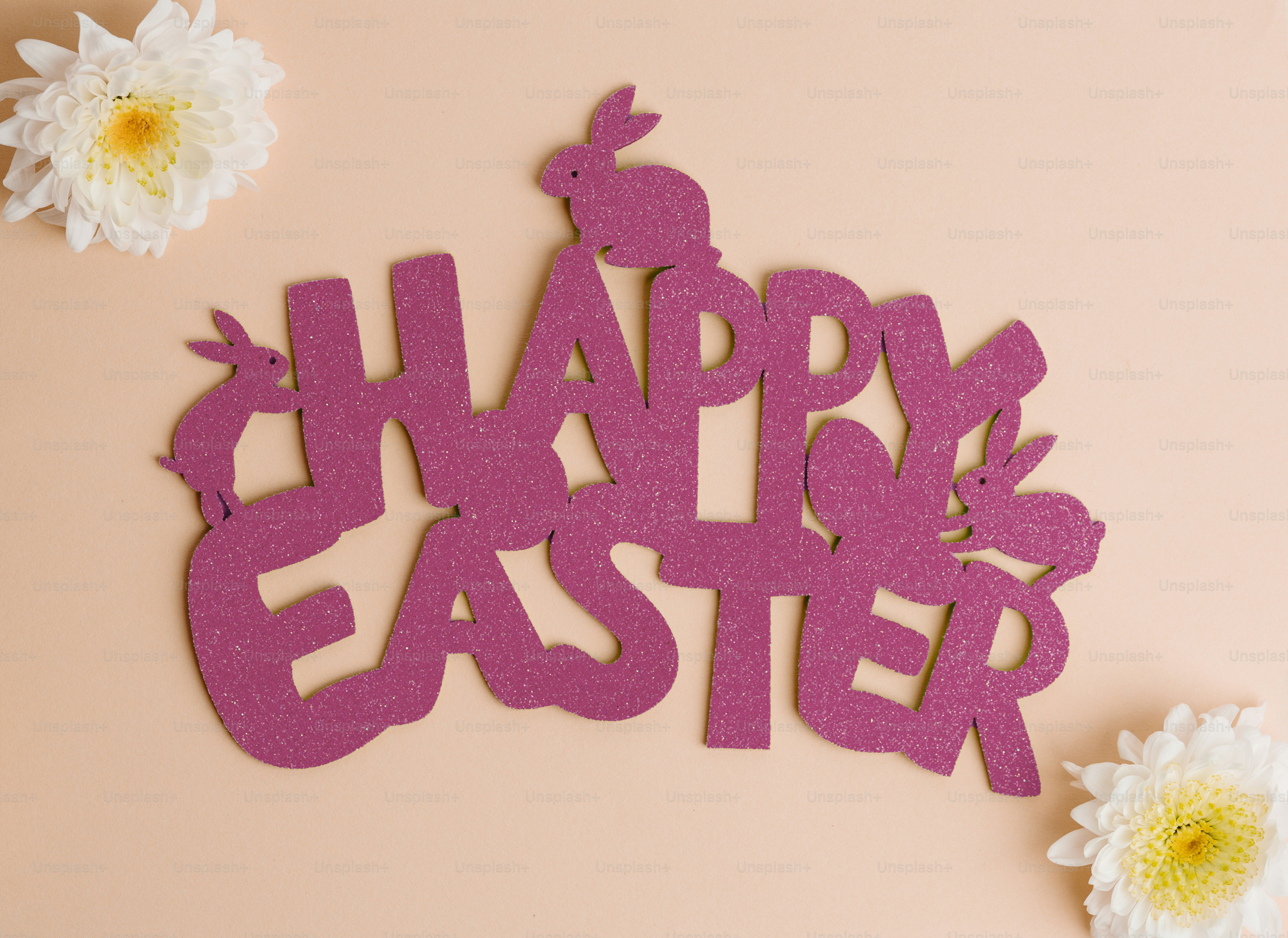 Signo de felicitación de Pascua con purpurina morado con conejos y flores