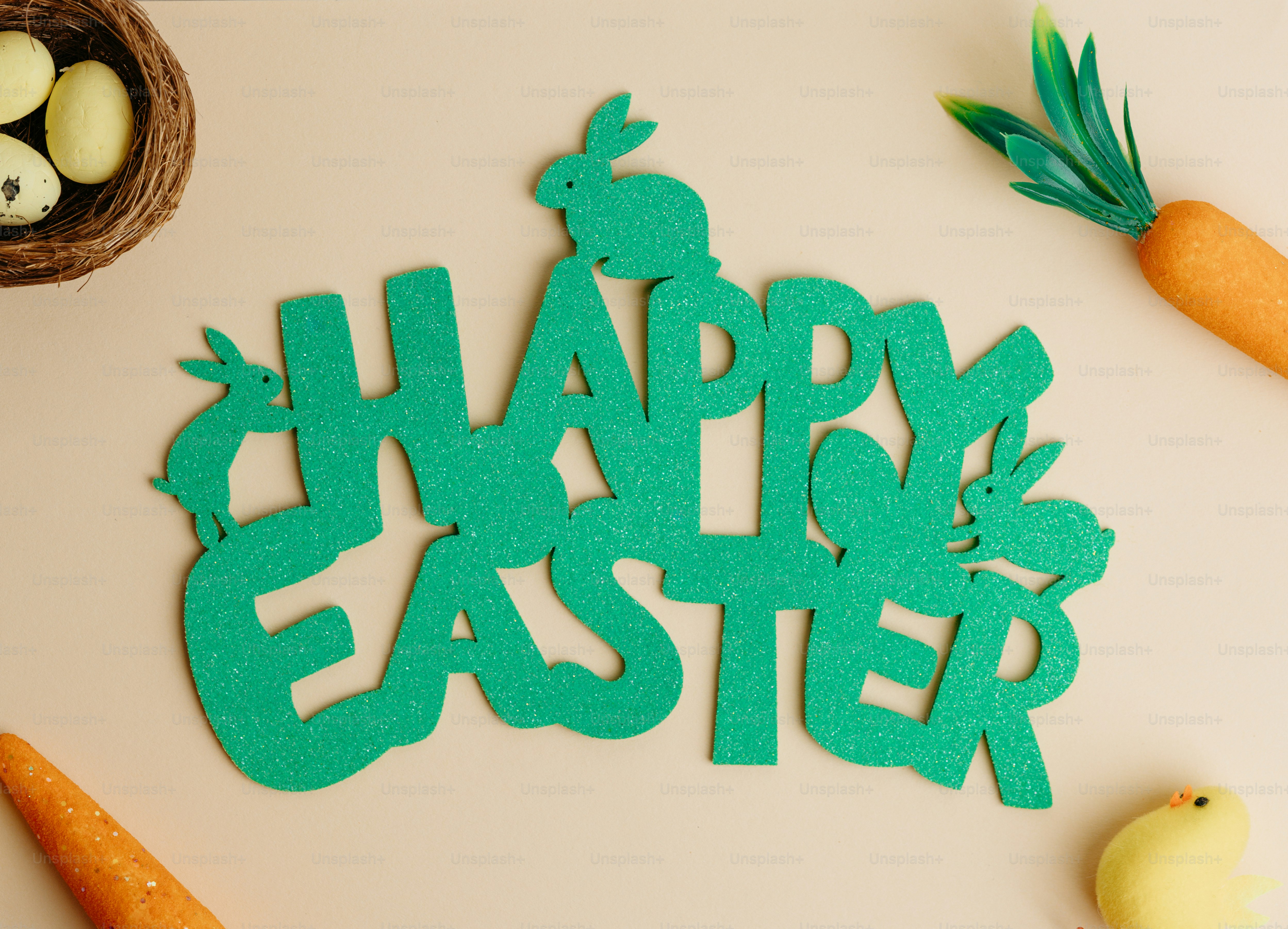 Cartel verde con purpurina de "feliz Pascua" con conejos y zanahorias.
