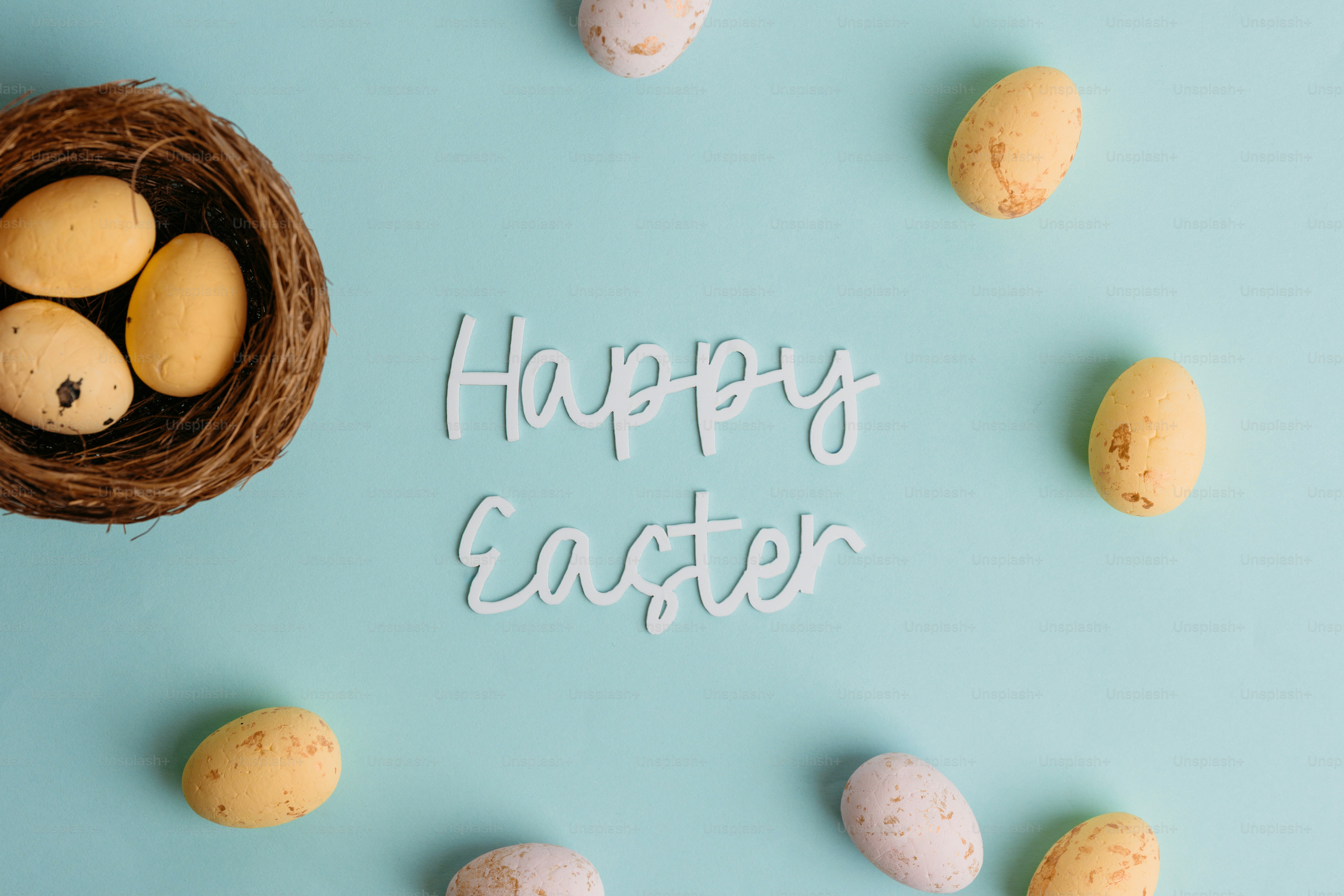 Huevos de Pascua colocados alrededor de un nido y un texto.