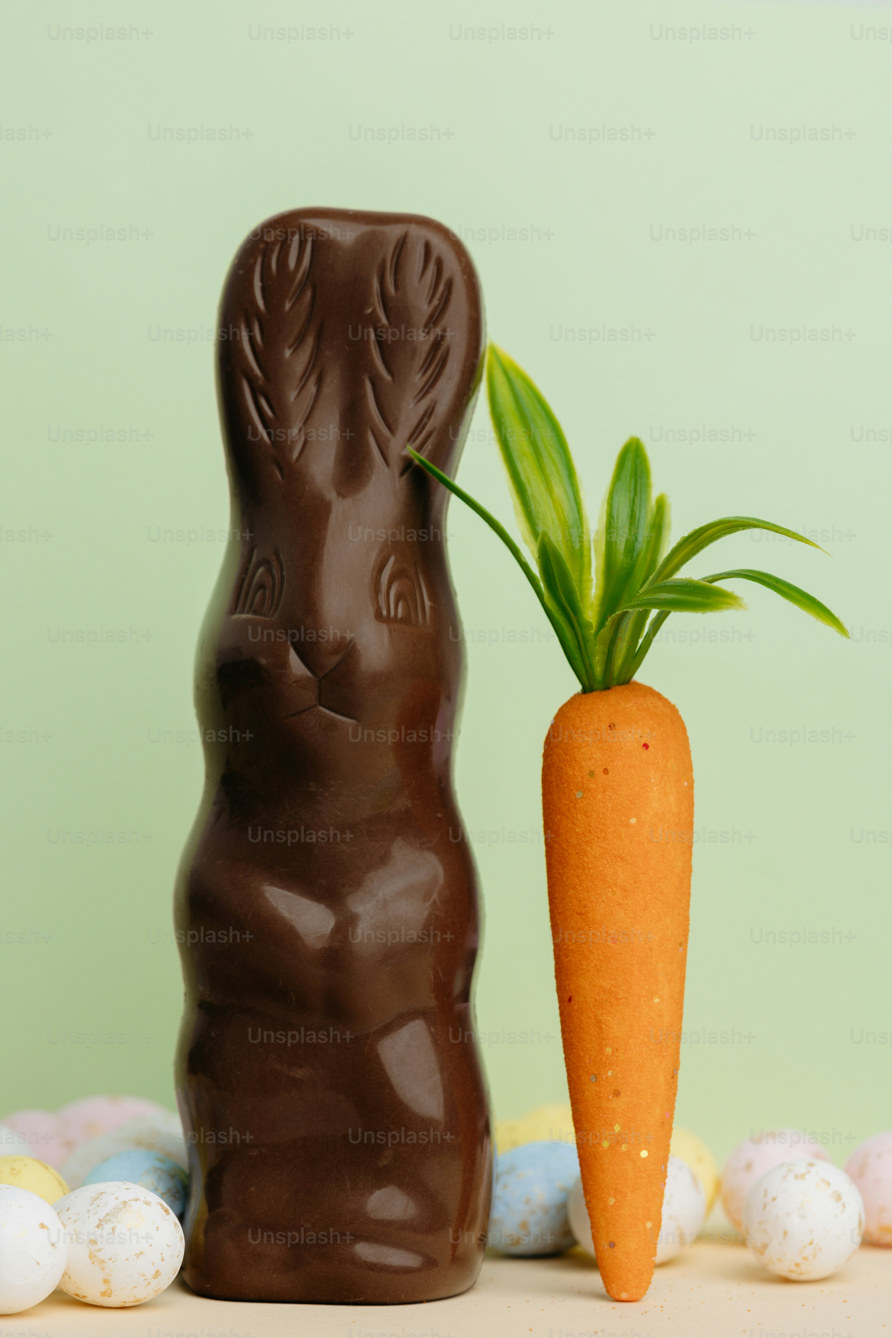 Conejito de chocolate y zanahoria con huevos pastel