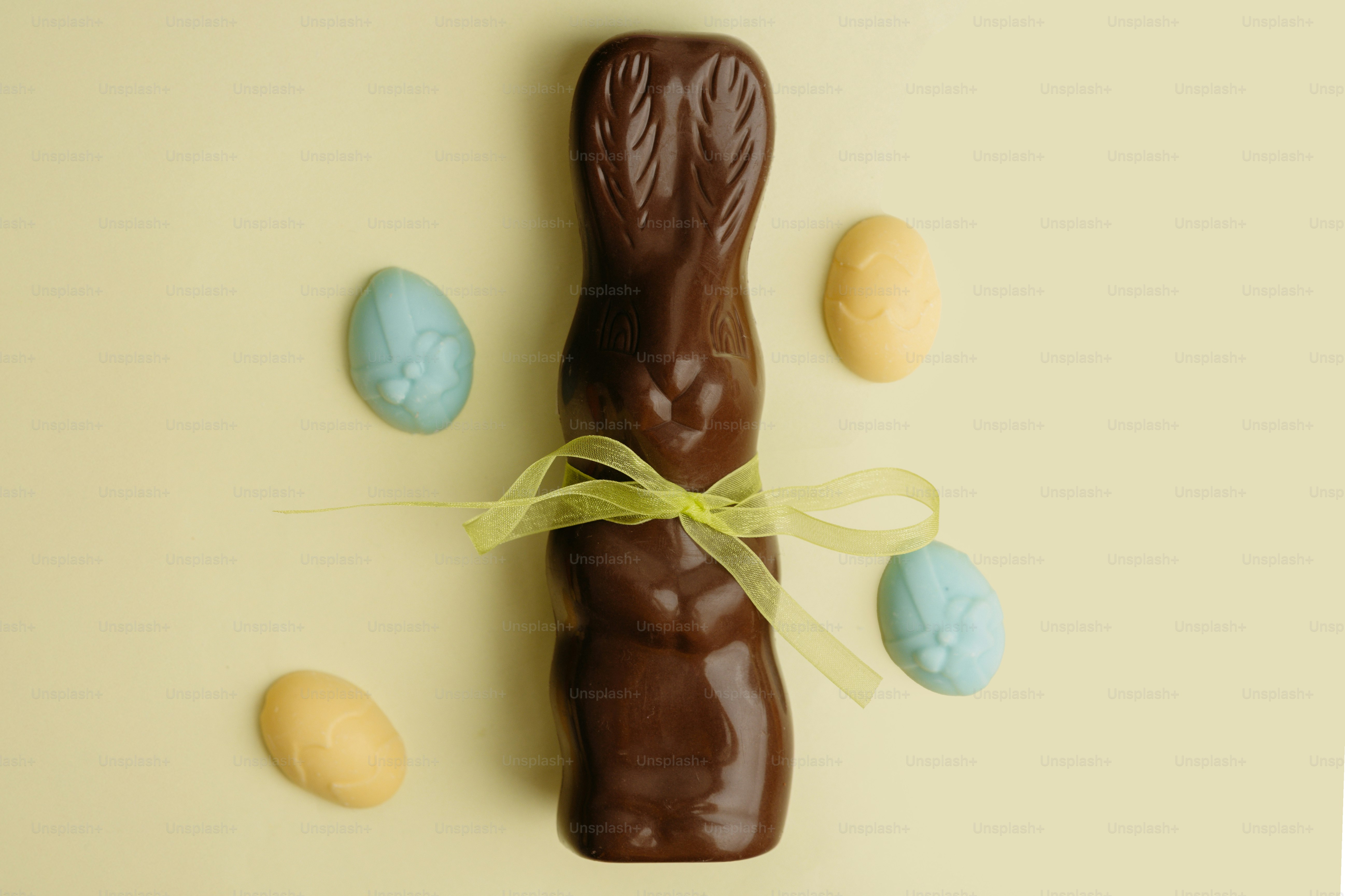 Un conejito de chocolate con huevos de Pascua coloridos