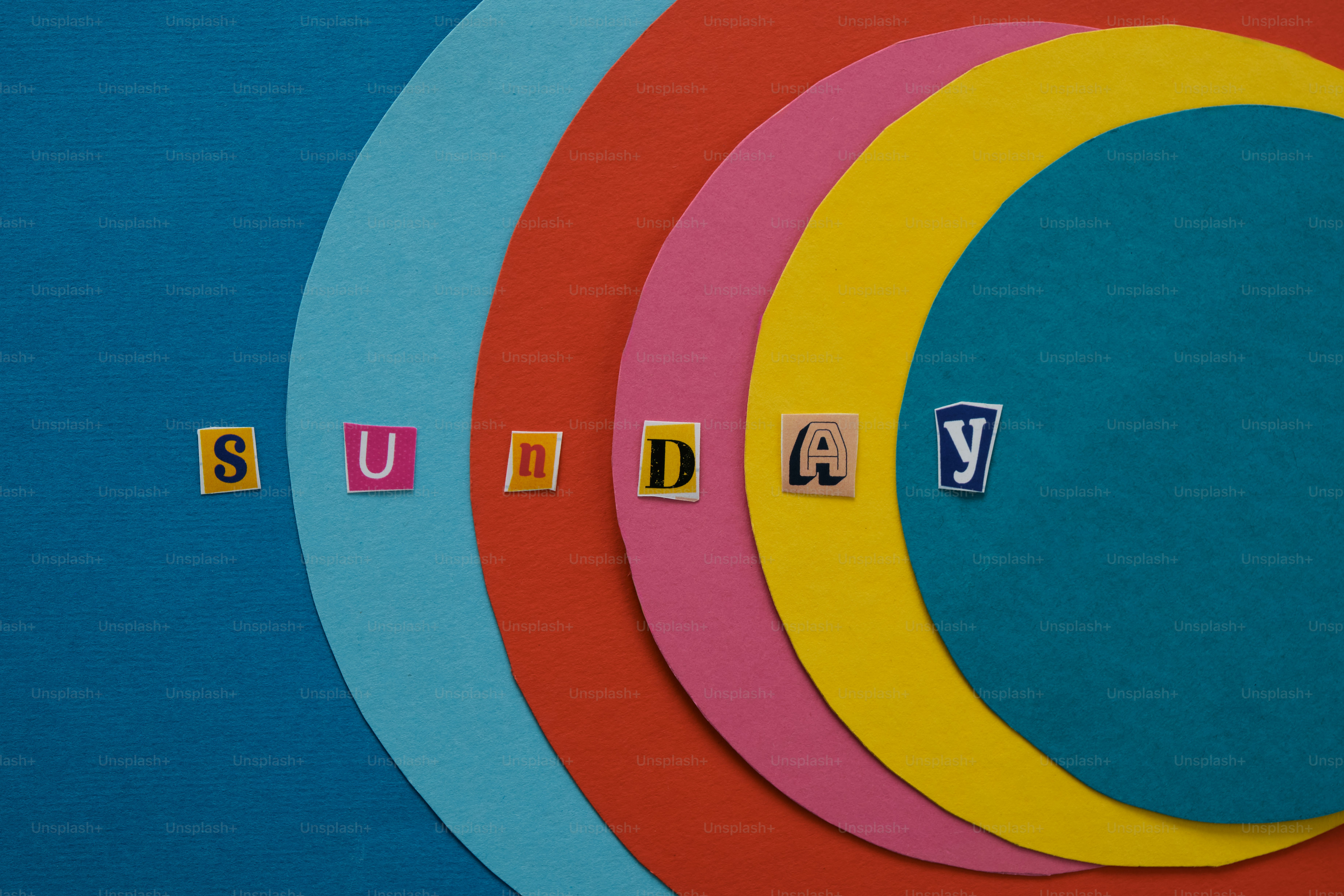 다채로운 동심원과 'Sunday'라는 단어가 그려져 있습니다