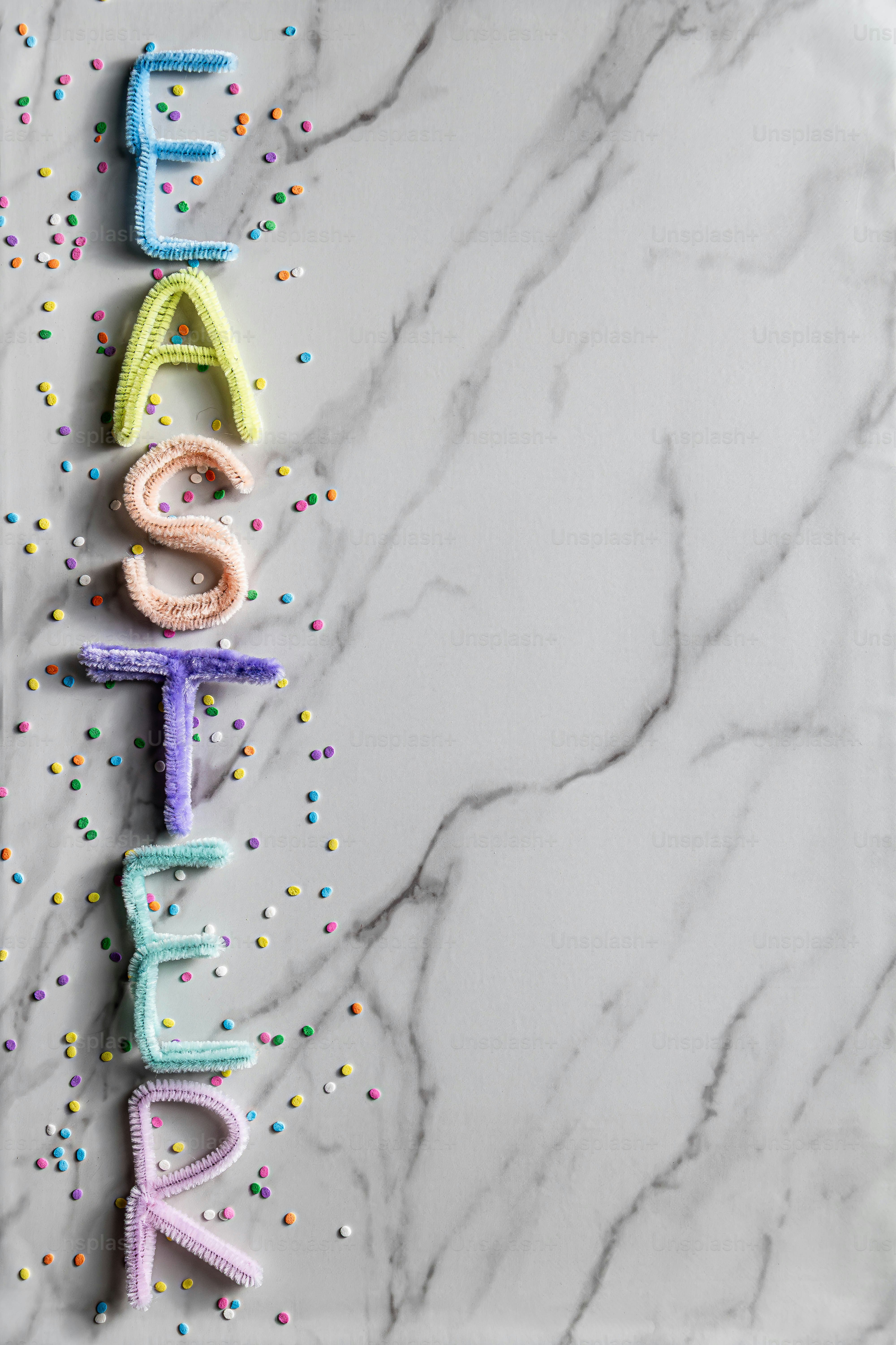 Pascua escrita con letras coloridas sobre mármol