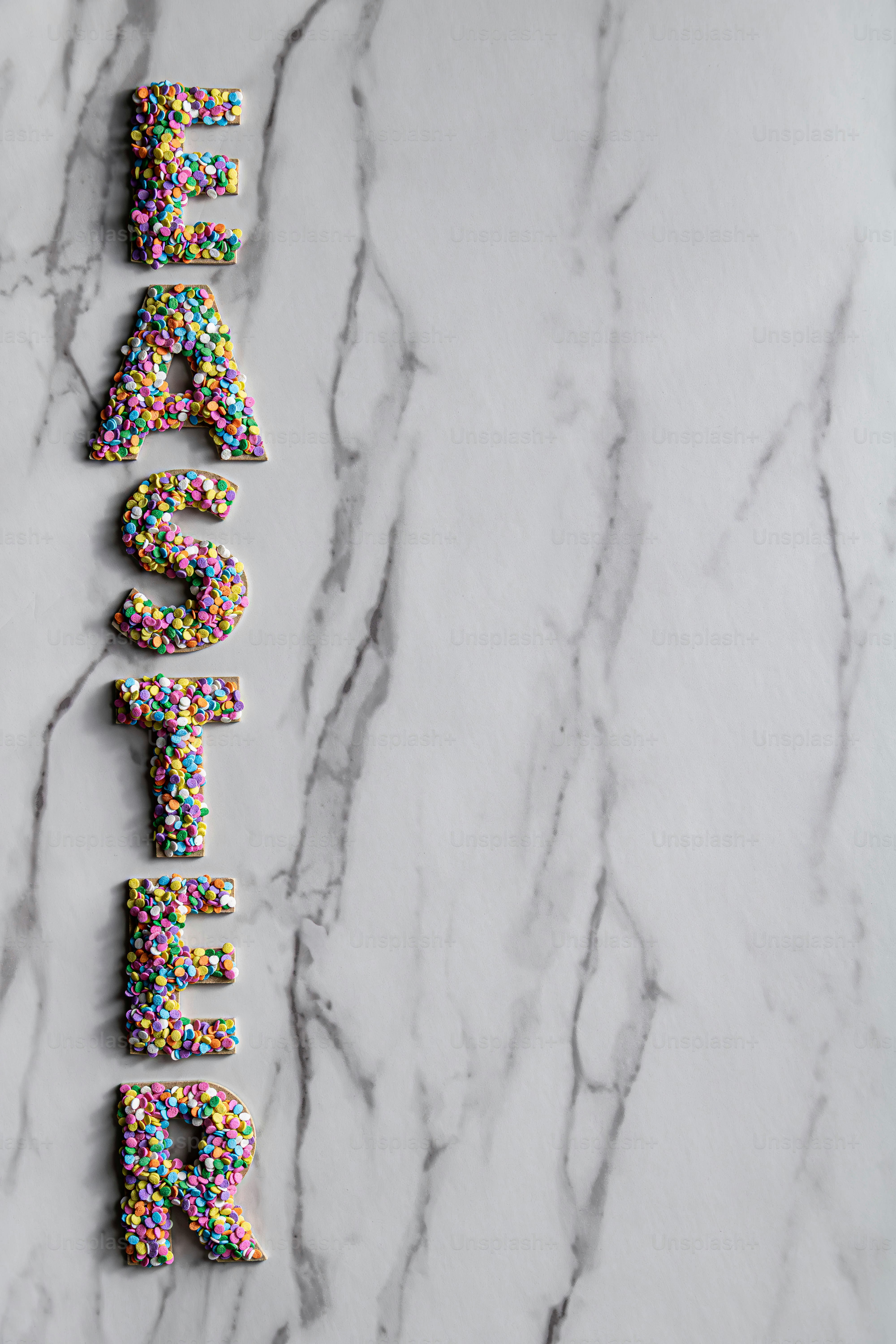 Pascua con coloridos colores sobre mármol