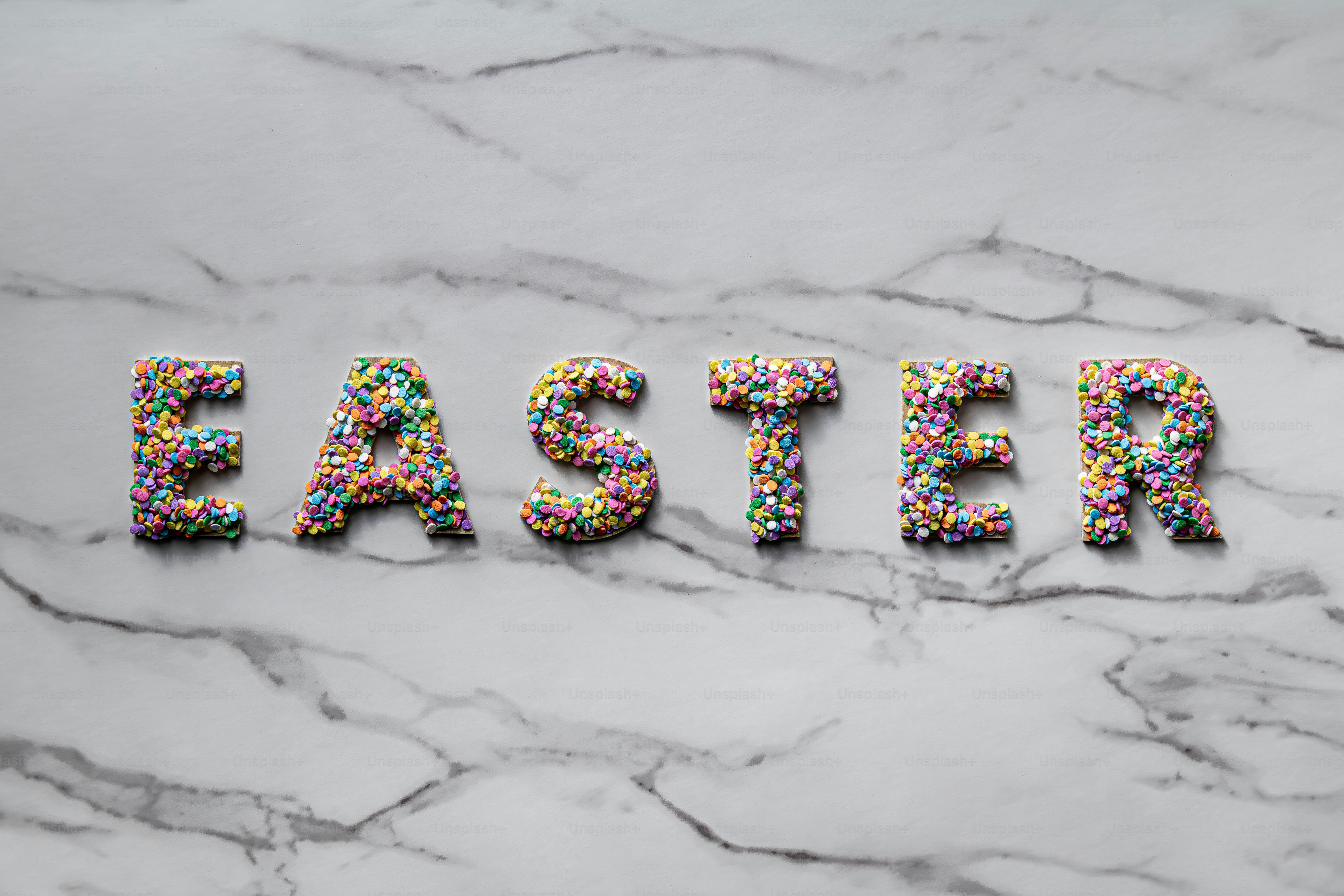 Pascua con coloridos colores sobre mármol