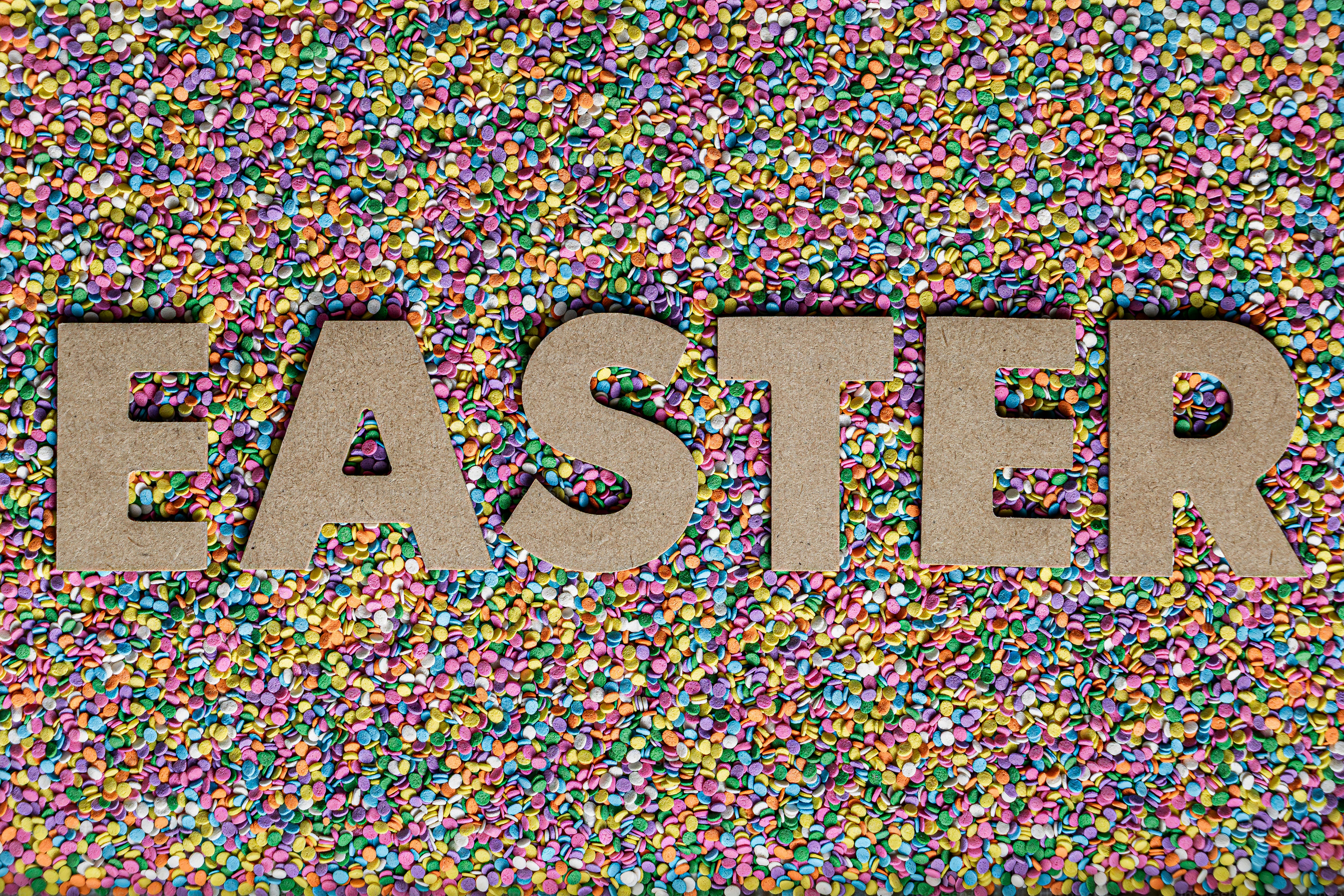 Pascua deletreada con letras de madera sobre coloridas colores