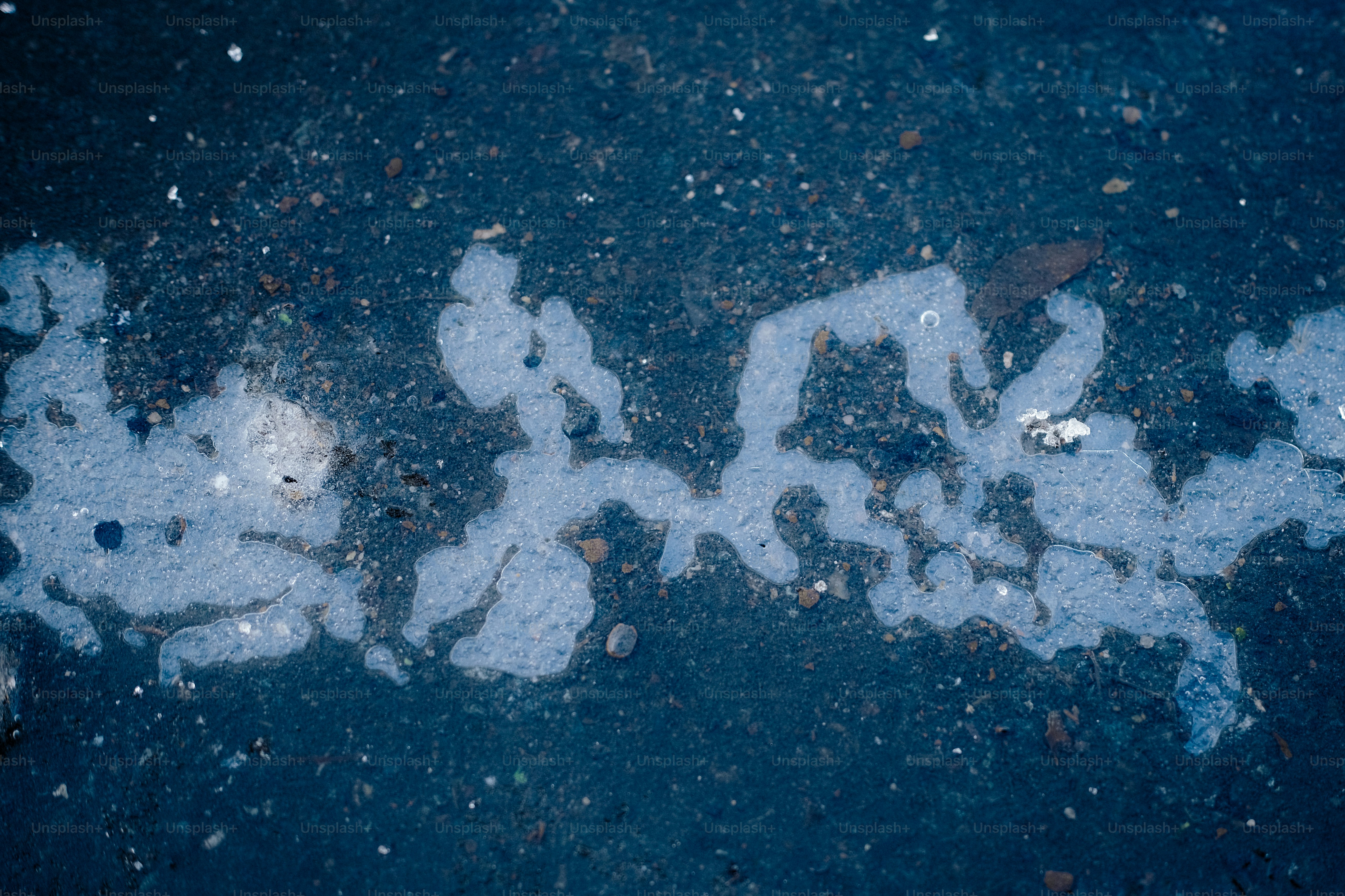 Motif abstrait de mousse blanche sur surface sombre