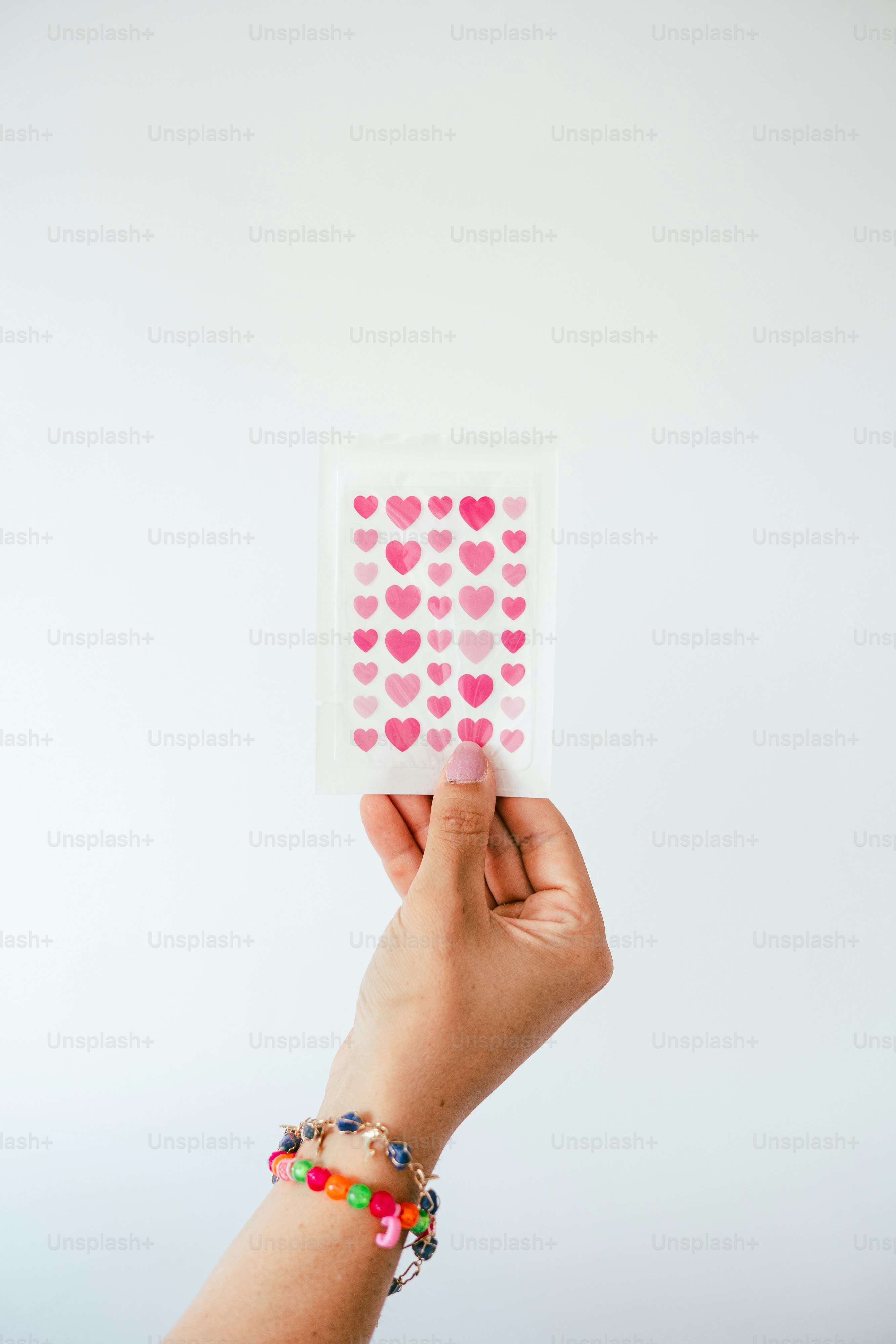 ピンクのハートシールが貼られた手持ちのシート