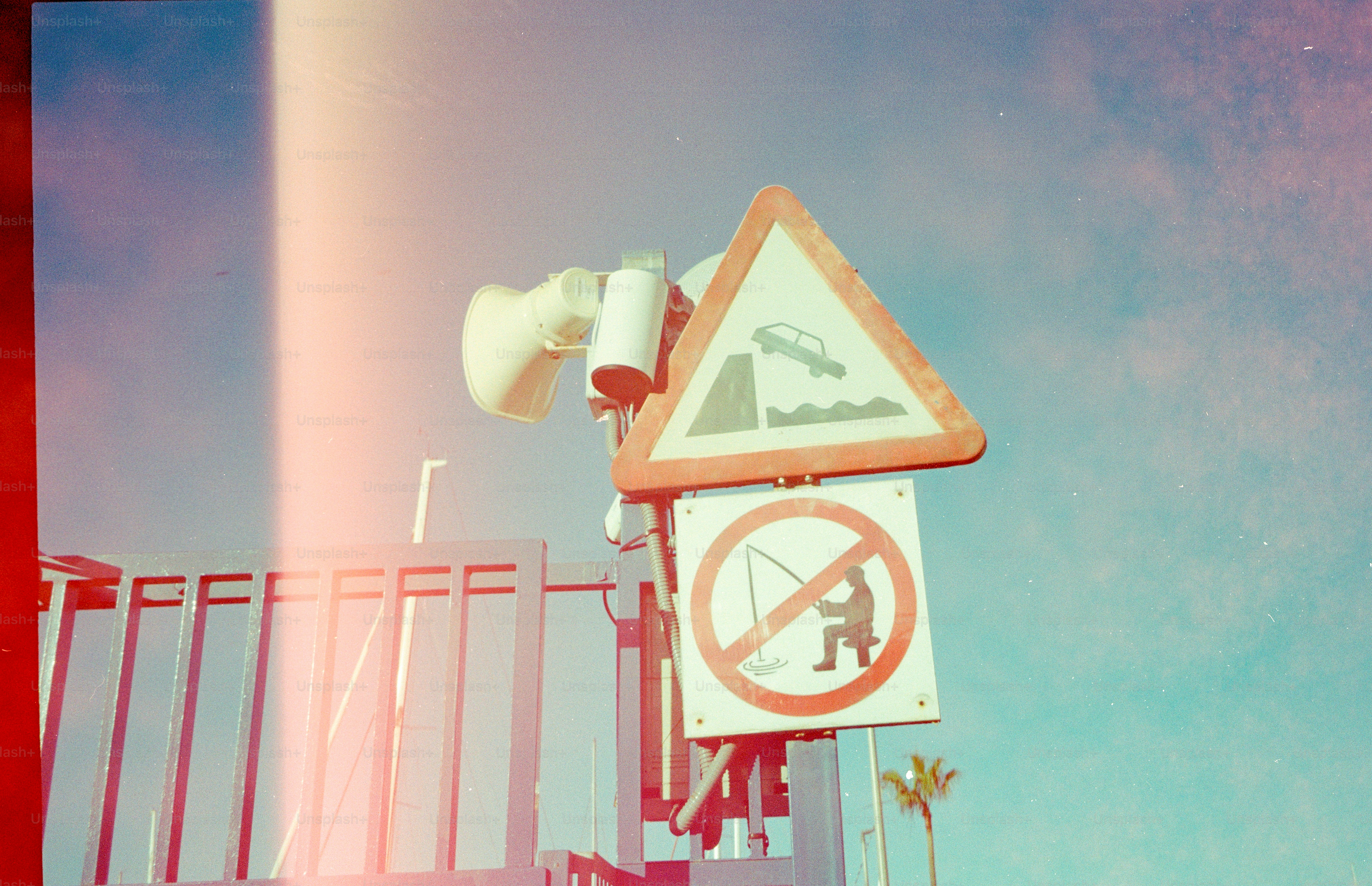 Warnzeichen für Fallen ins Wasser und kein Angeln.