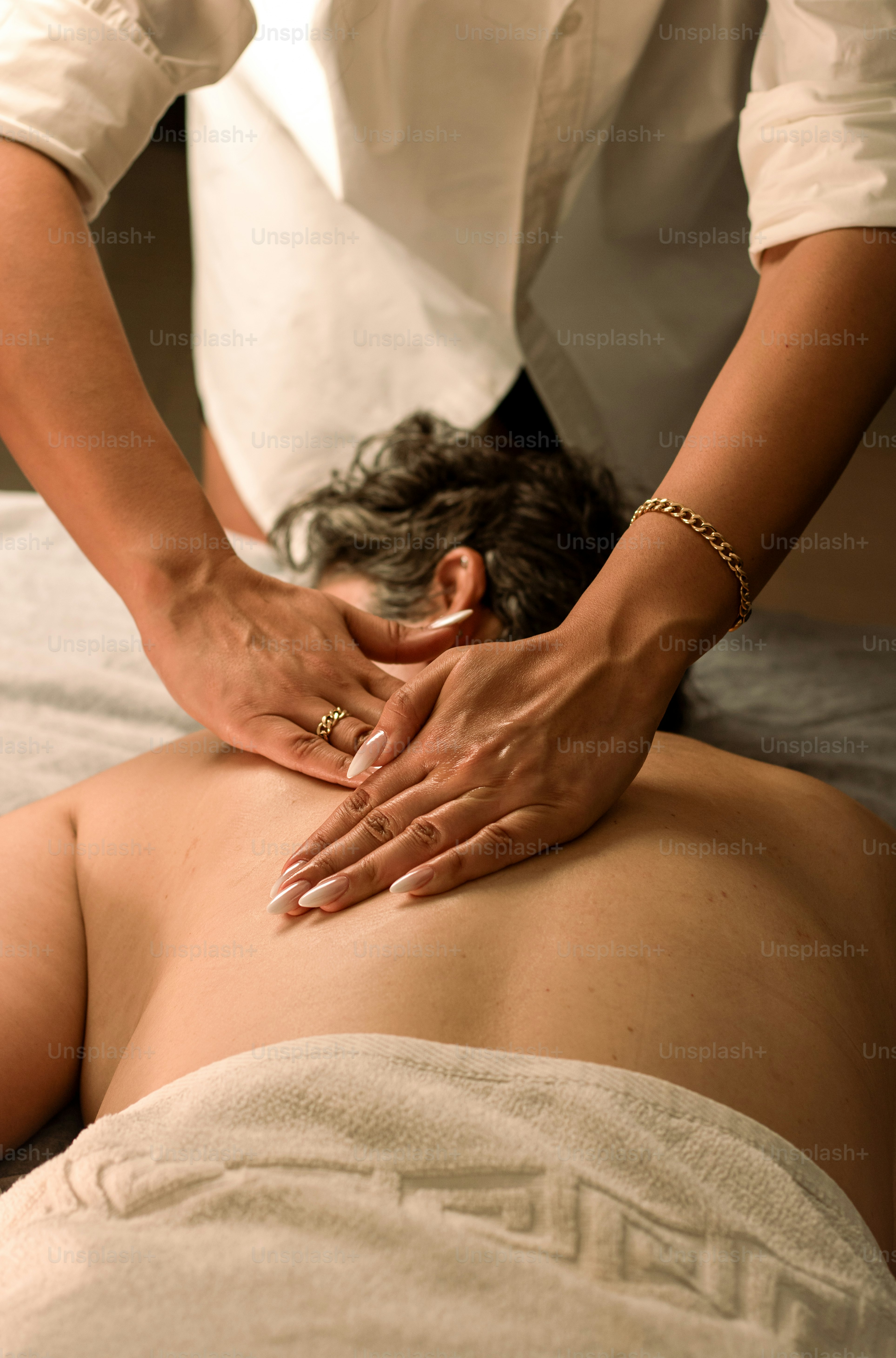 Eine Person, die eine entspannende Schultermassage erhält