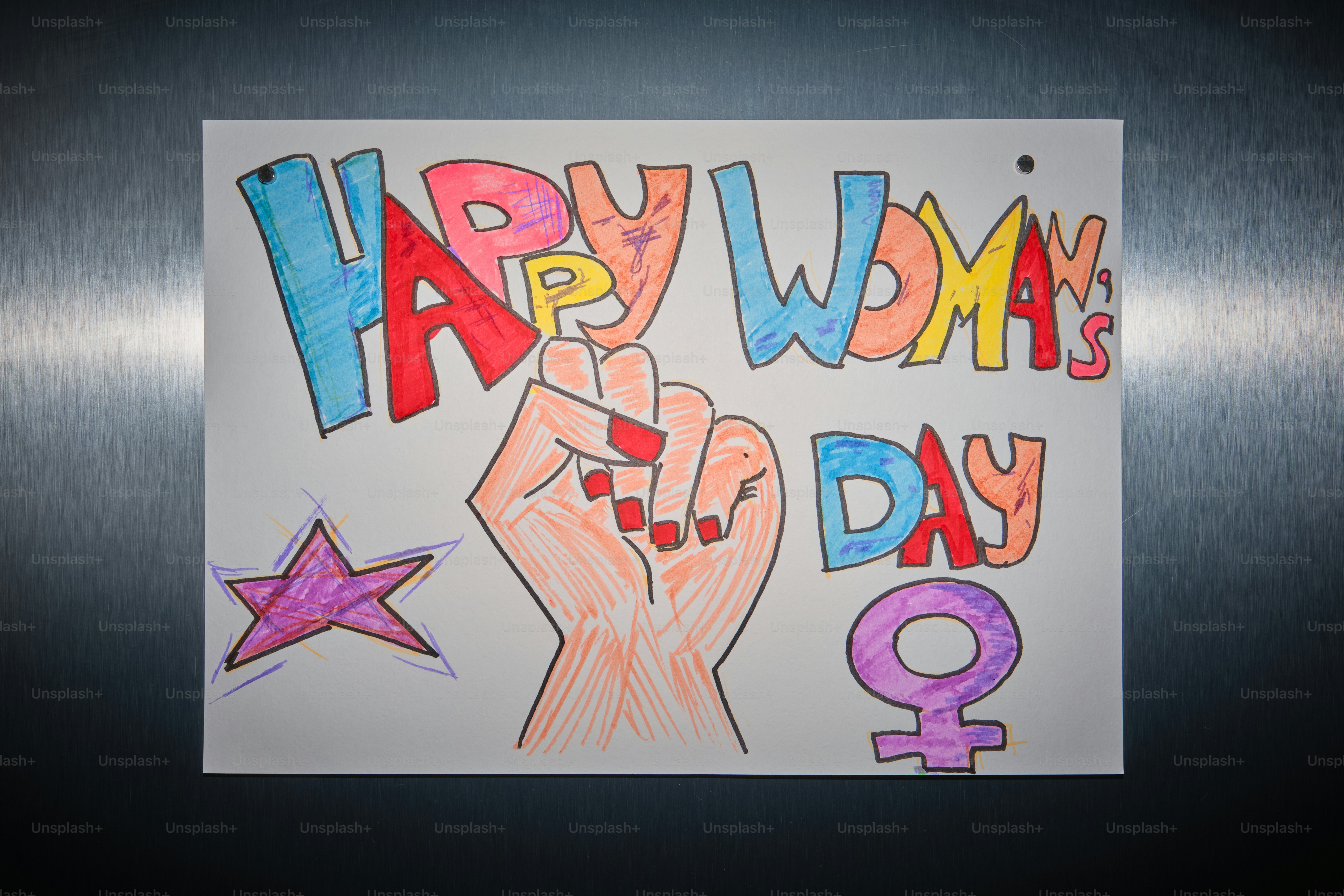 Menggambar hari wanita bahagia dengan tinju dan simbol