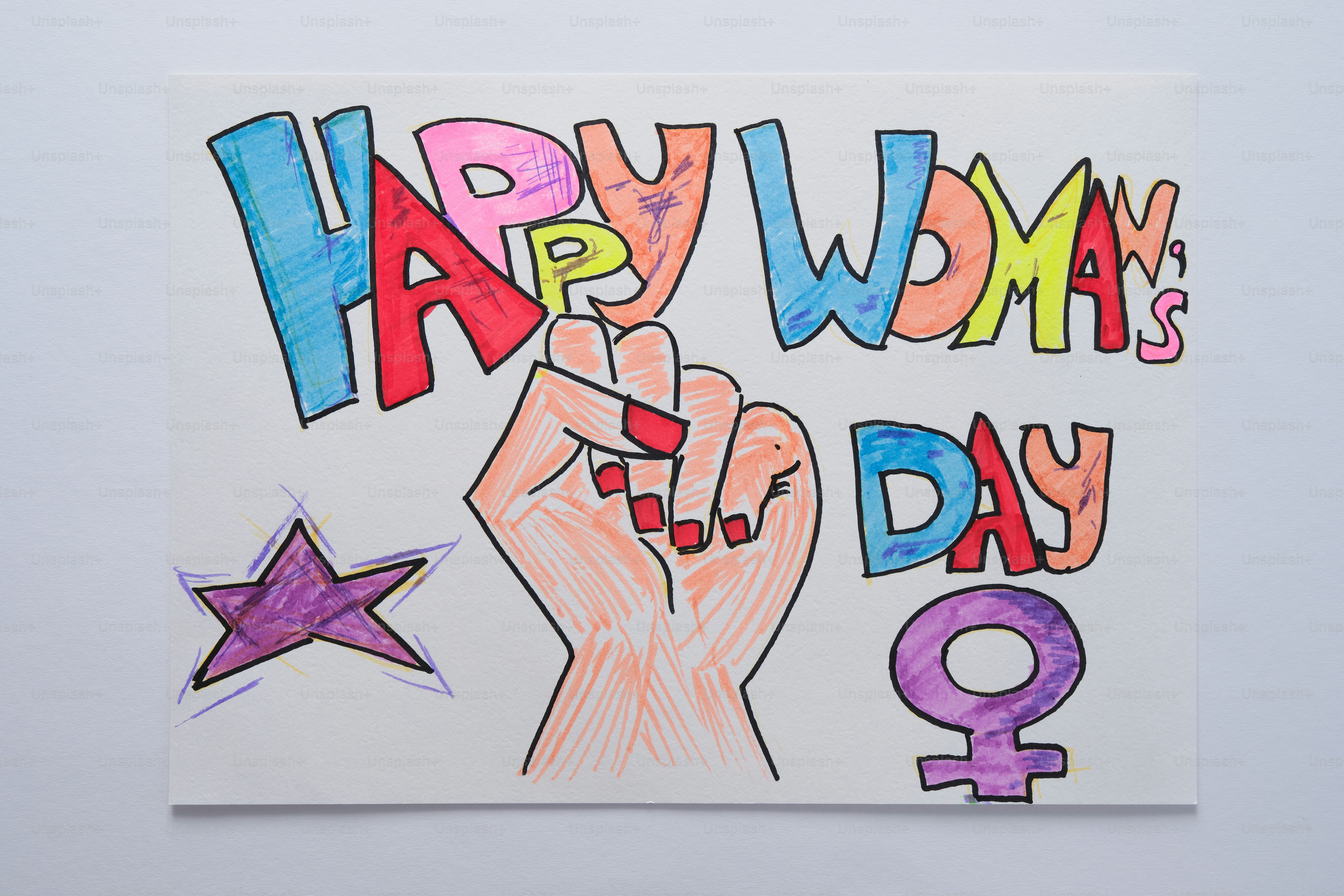 Selamat hari wanita dengan tinju dan simbol yang diangkat
