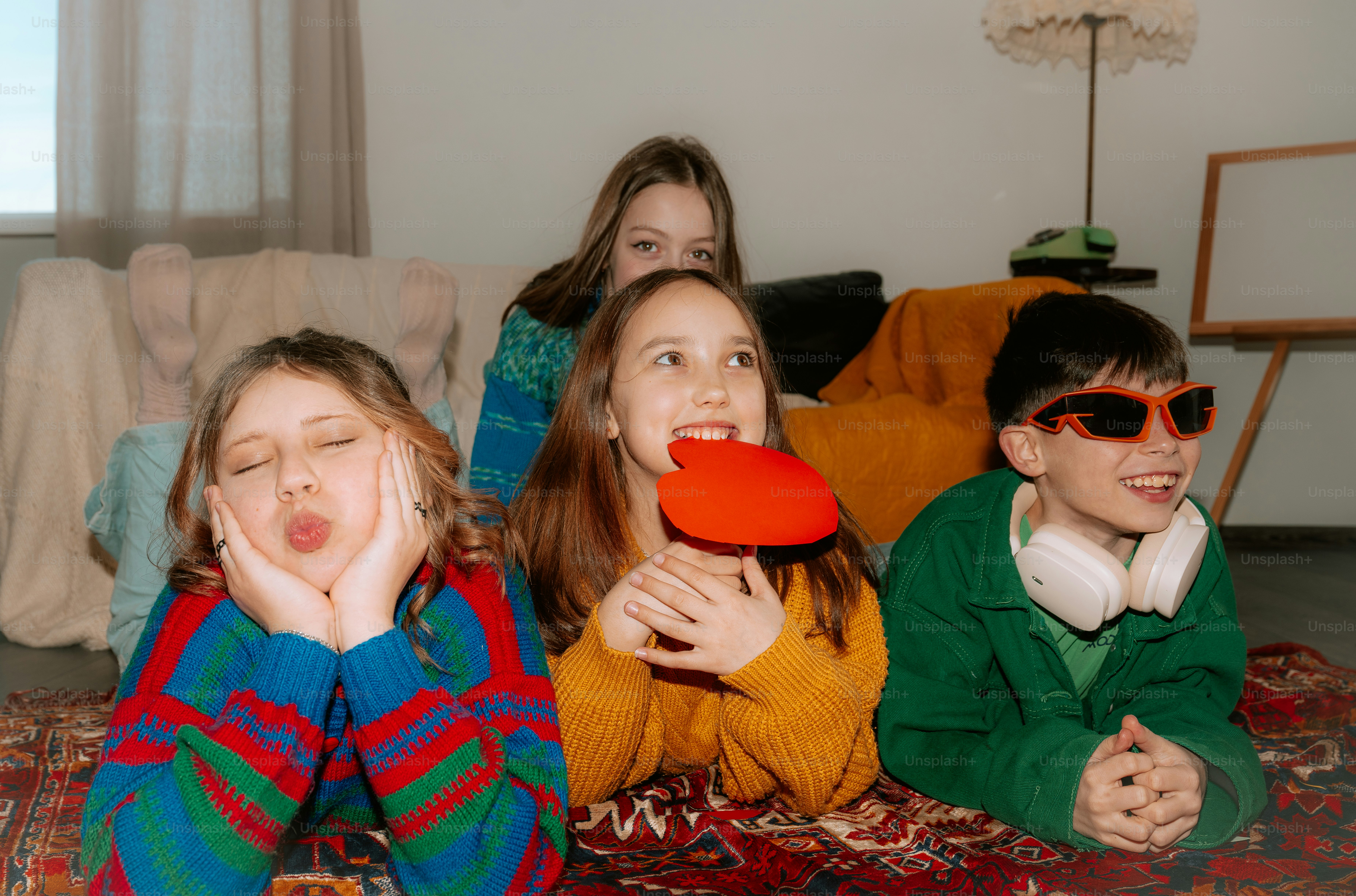 床に一緒に横たわる4人の友人たち