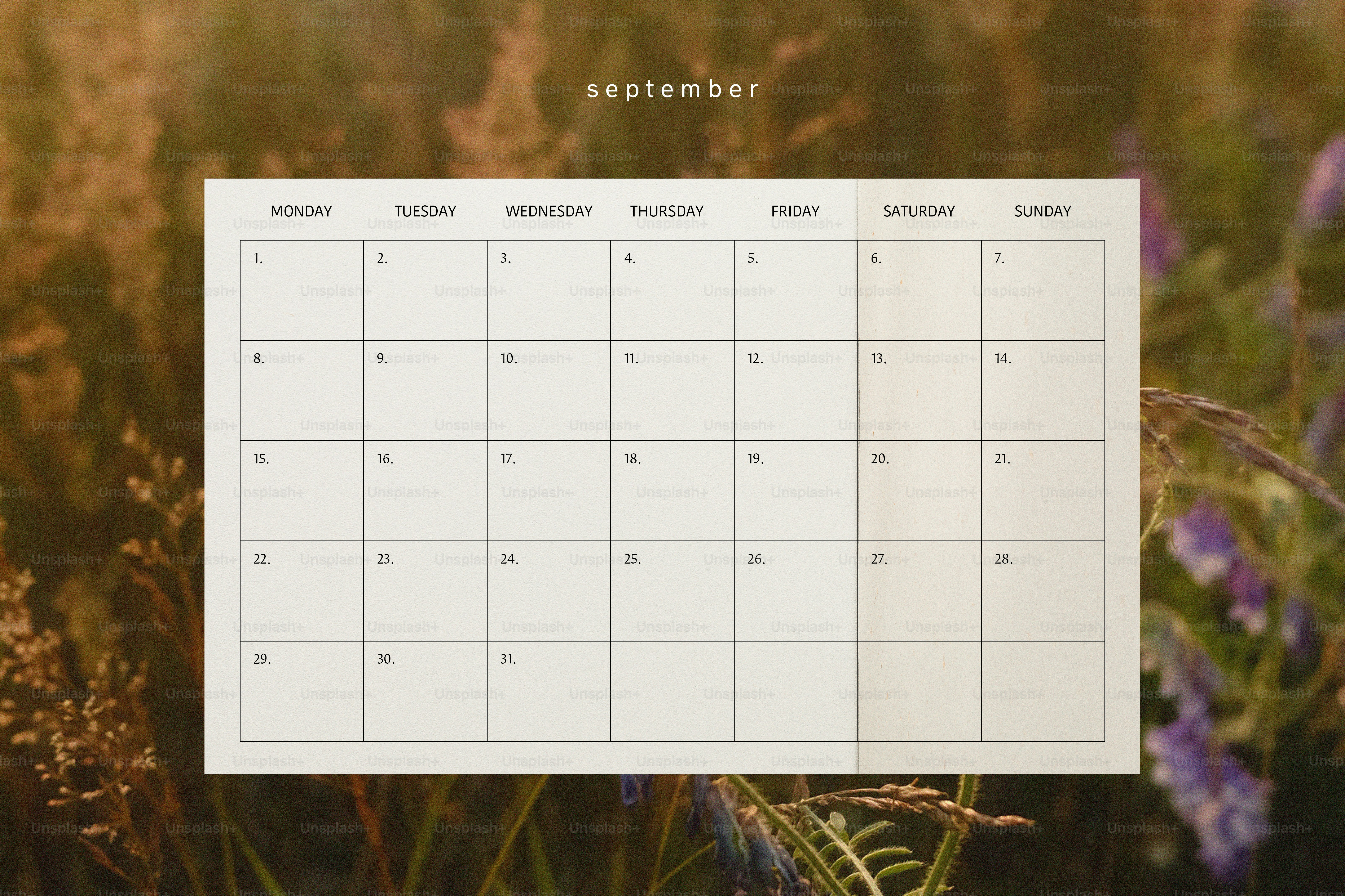Kalender September dengan latar belakang bunga yang lembut