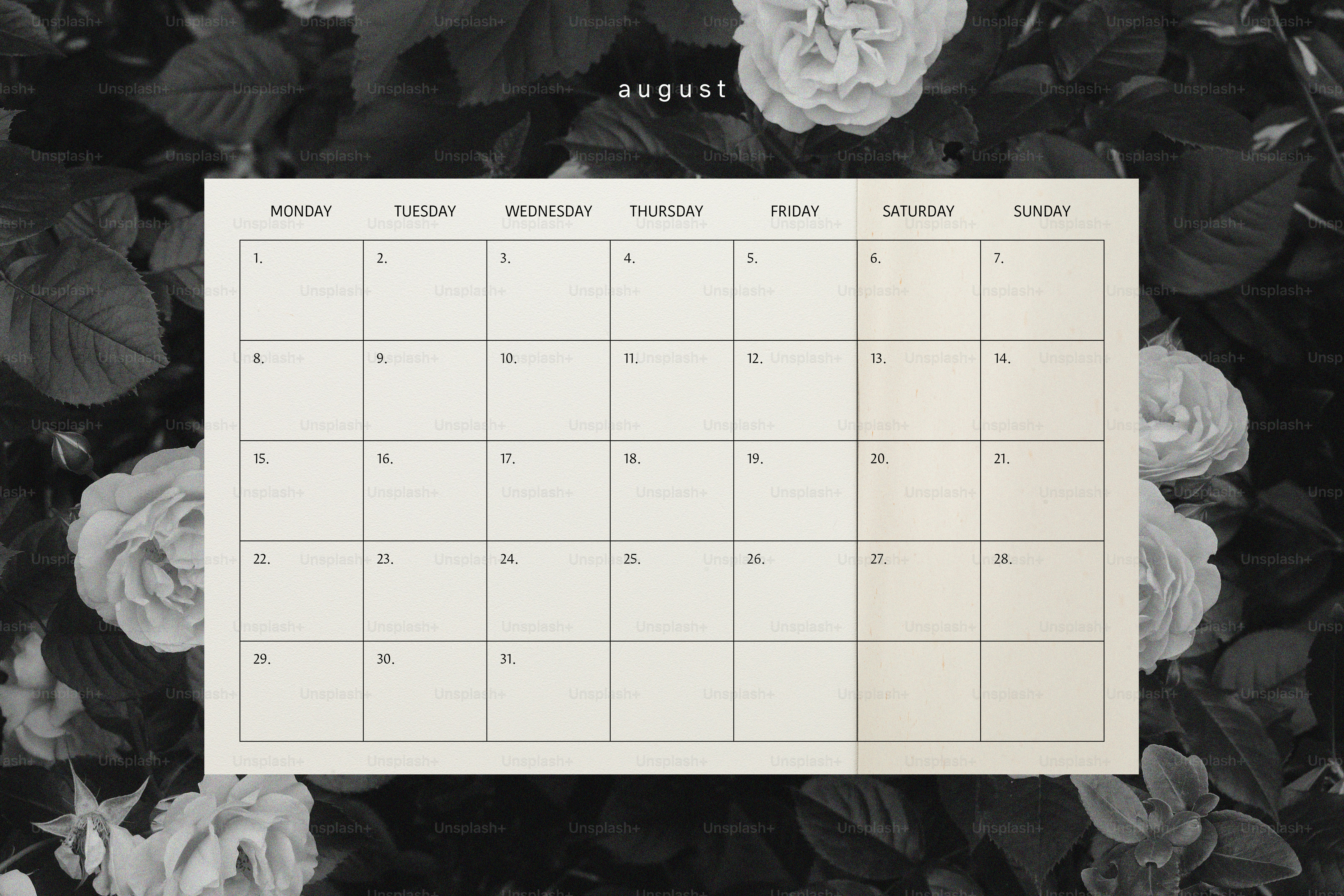 Halaman kalender Agustus dengan latar belakang bunga