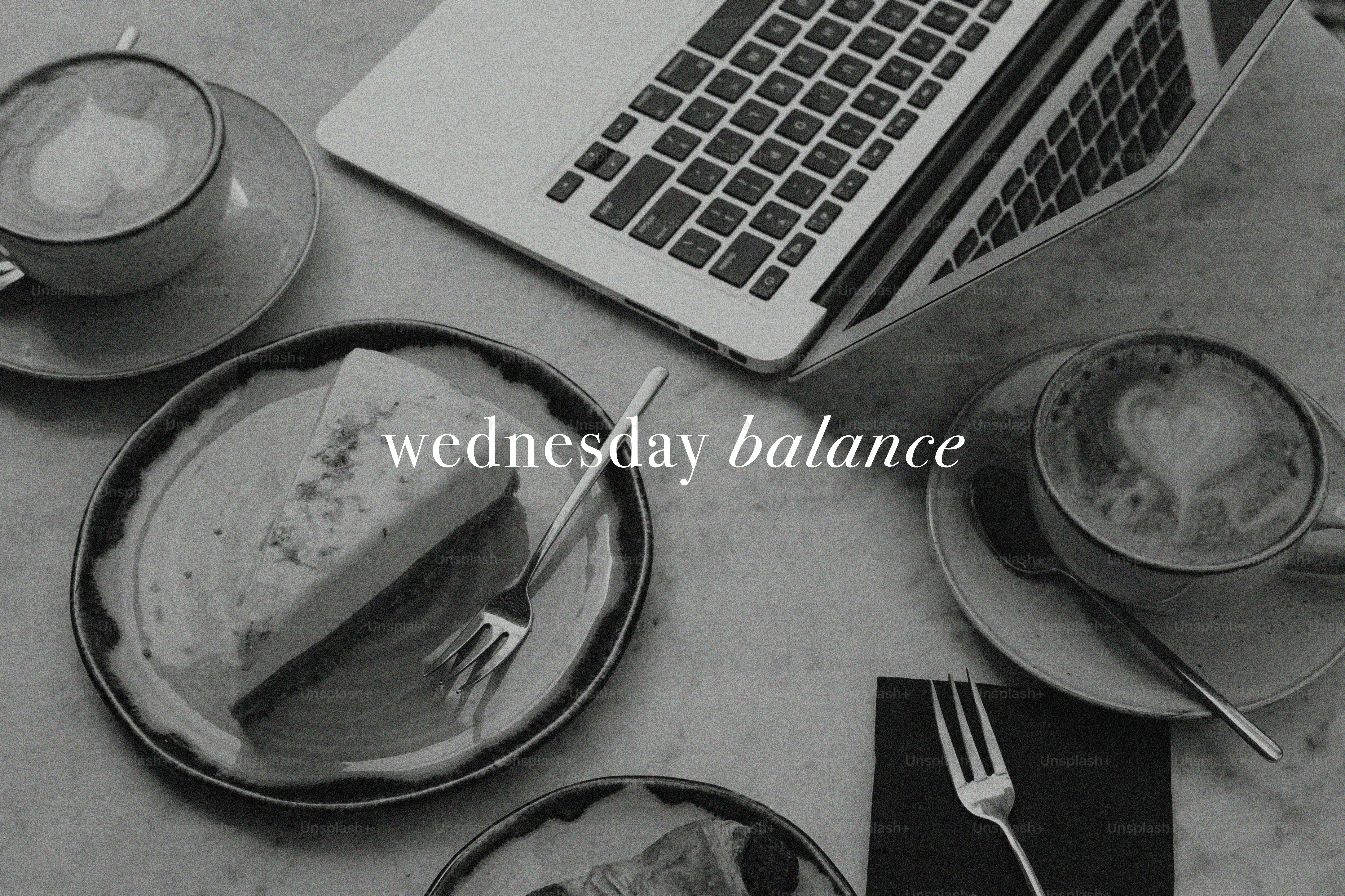 Sepotong kue dan kopi di sebelah laptop.