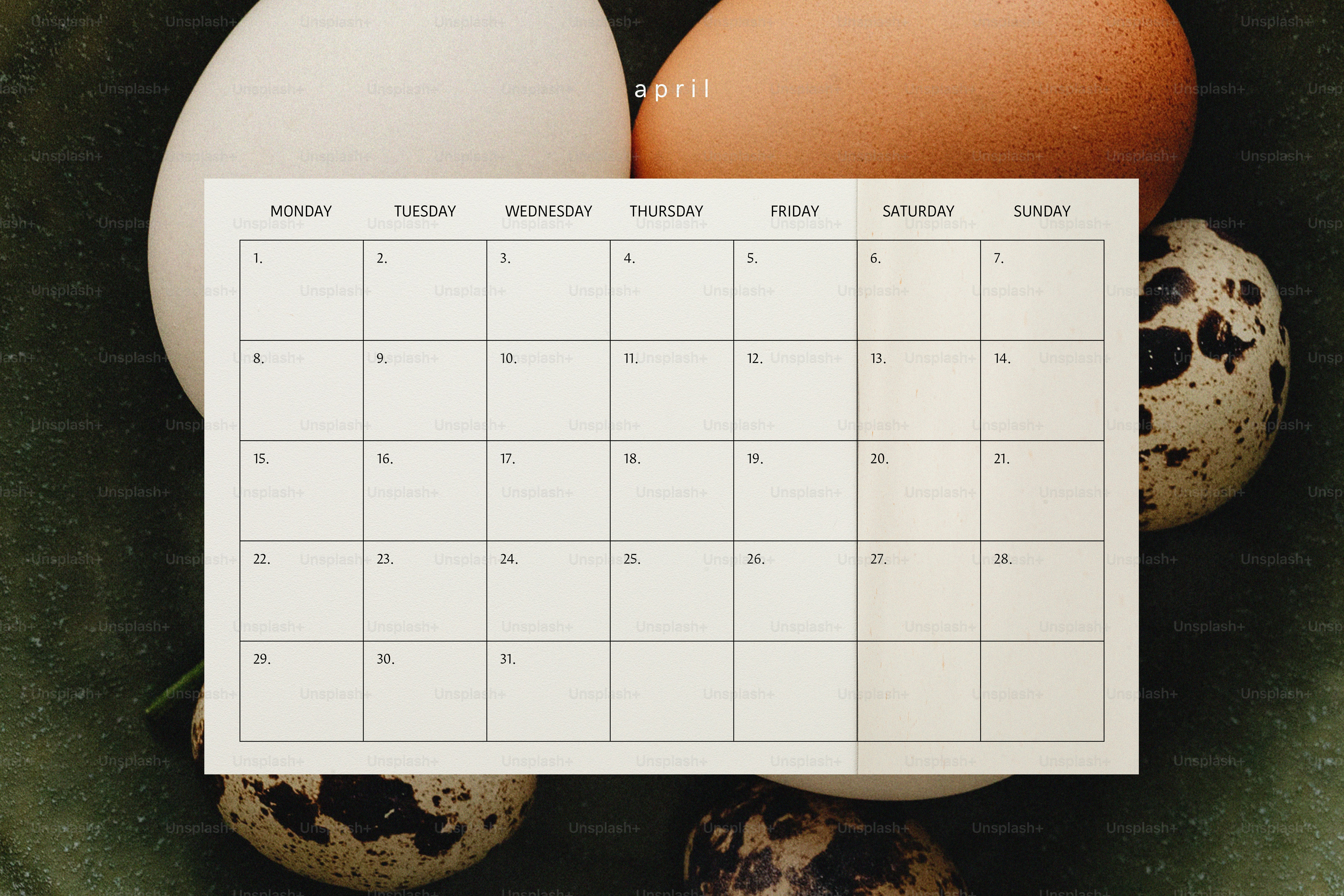 Telur dan halaman kalender kosong