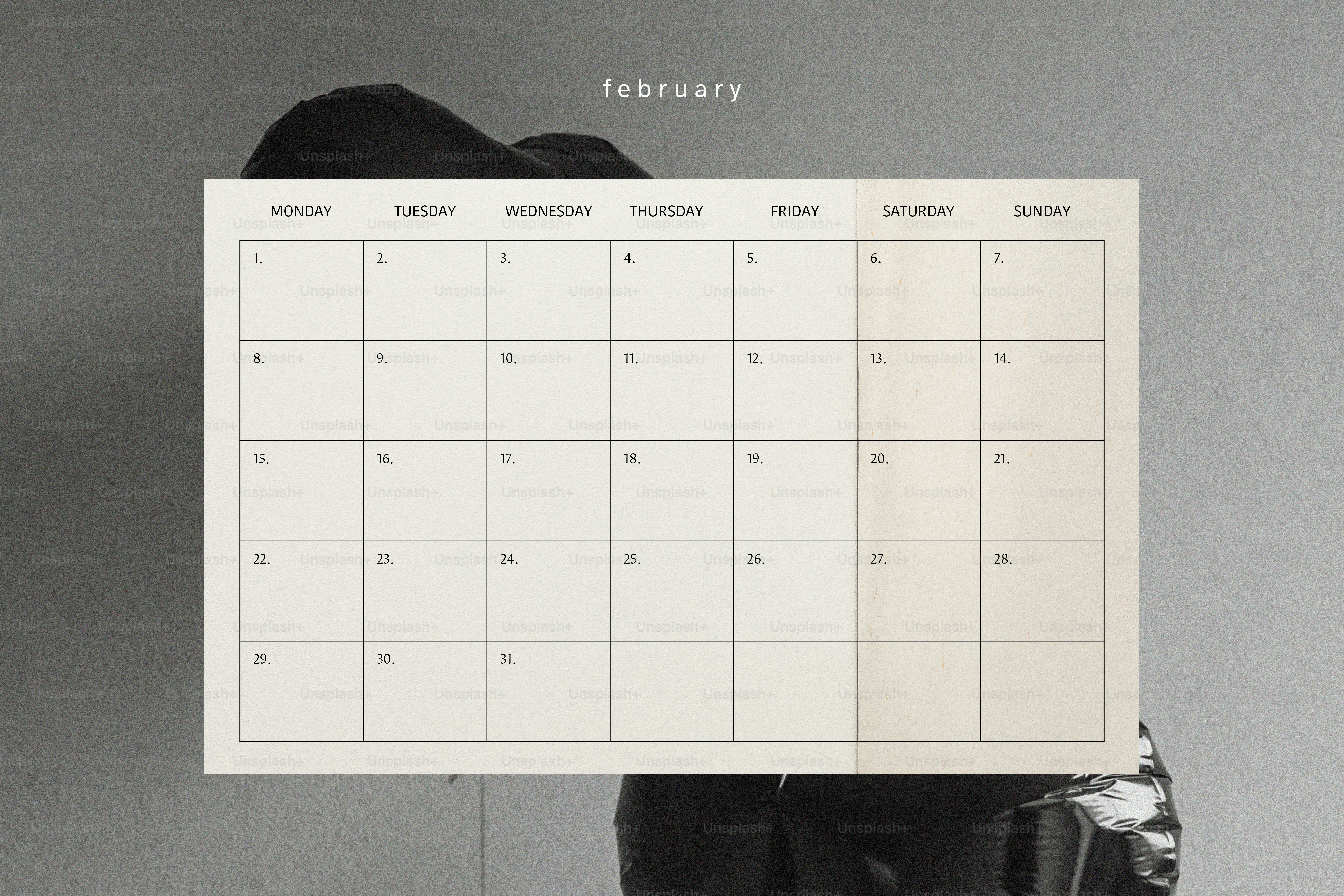 Halaman kalender Februari kosong dengan orang di belakang