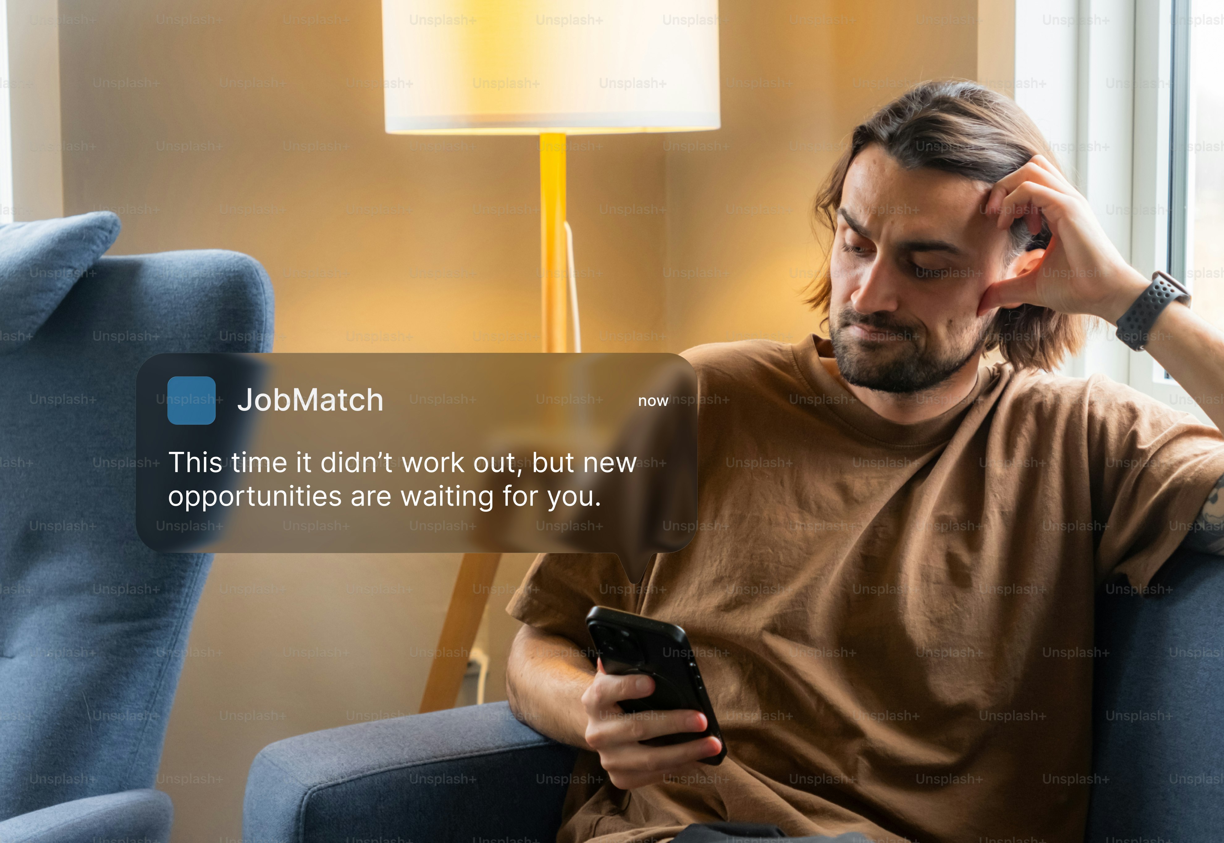 男性が仕事の不採用通知がついたスマホを見ている。