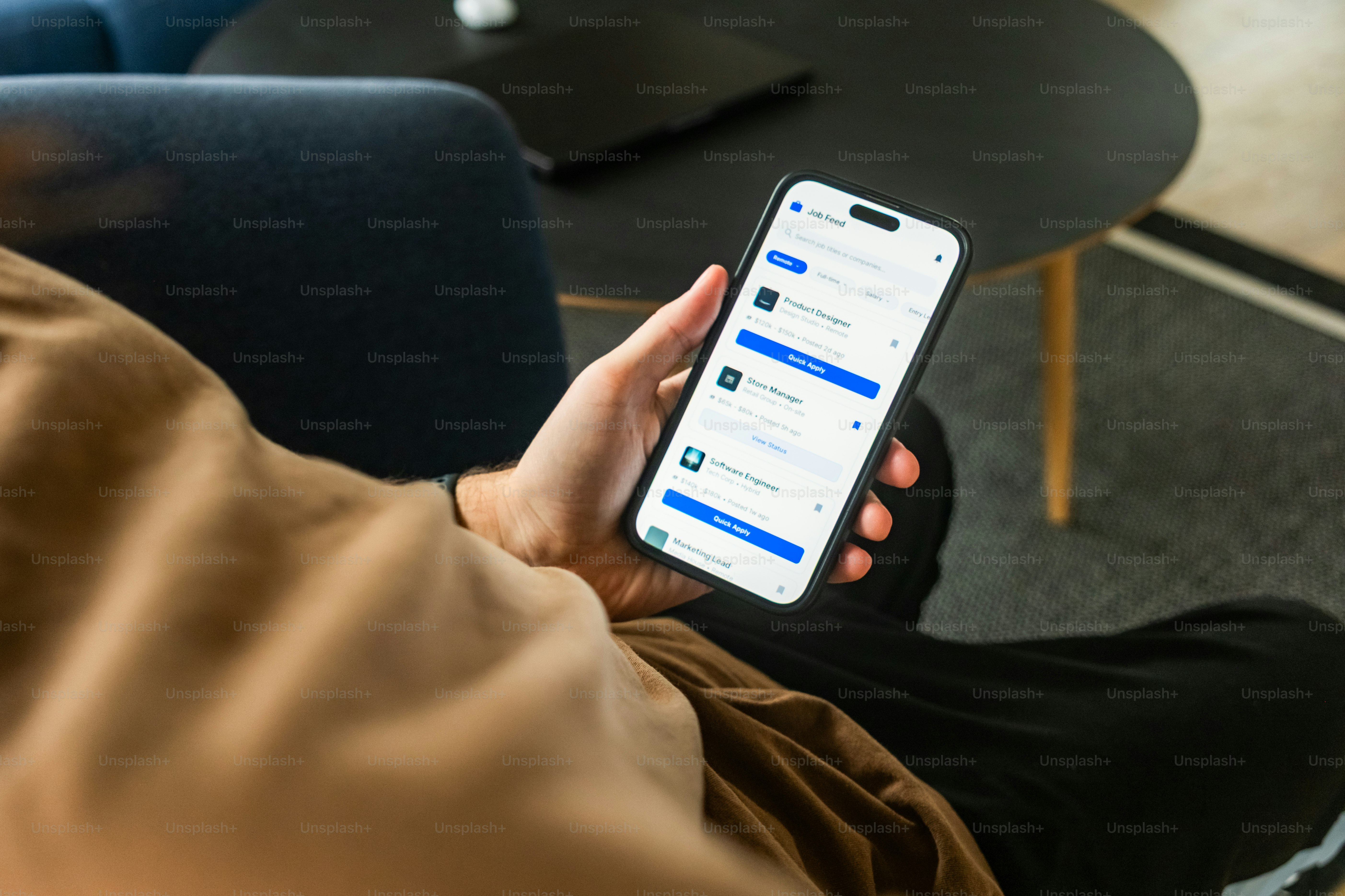 スマートフォンとアプリインターフェースを持つ人。