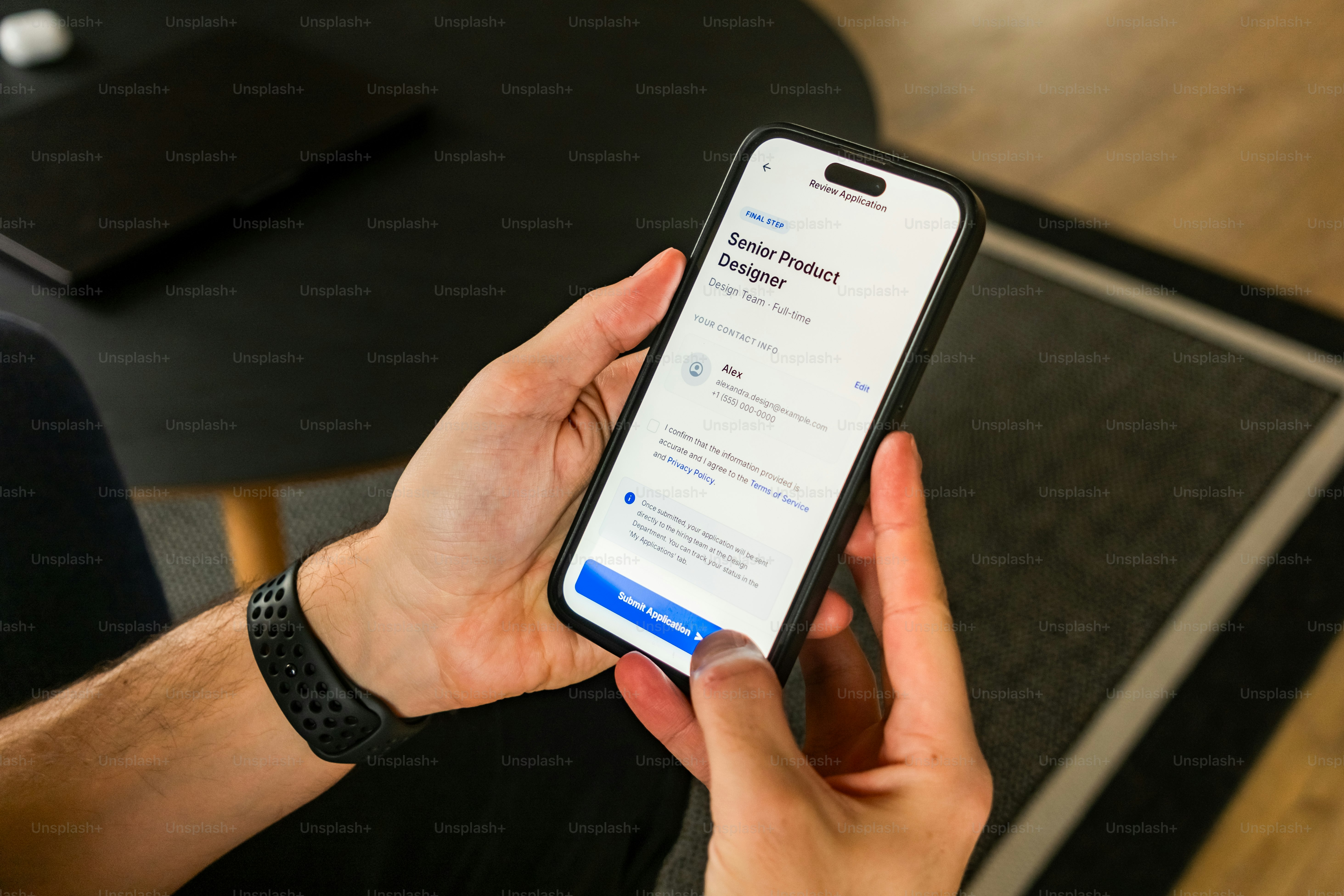 スマートフォンに求人応募書類を持っている人。