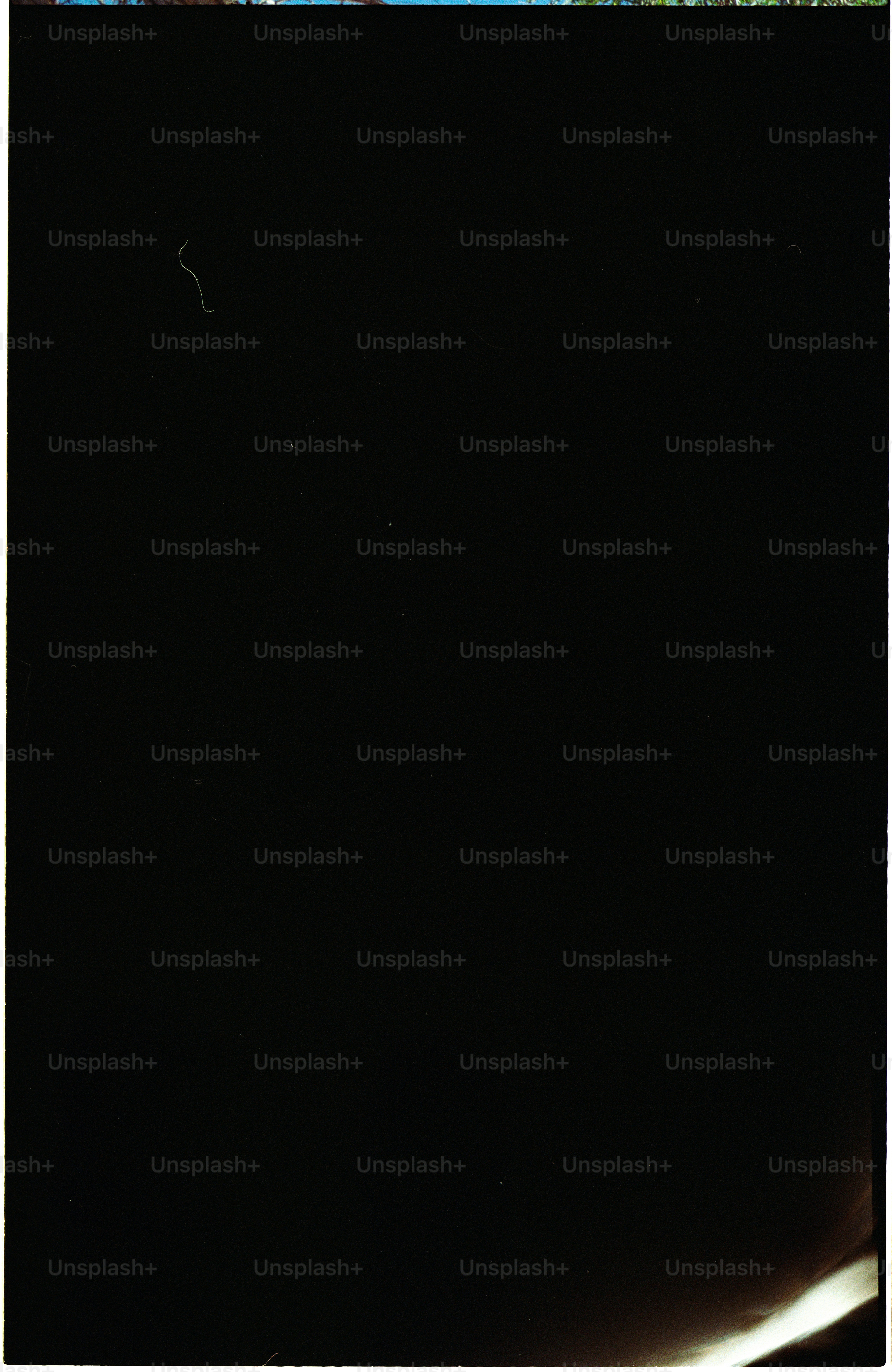 Uno sfondo nero con una luce fioca in fondo.