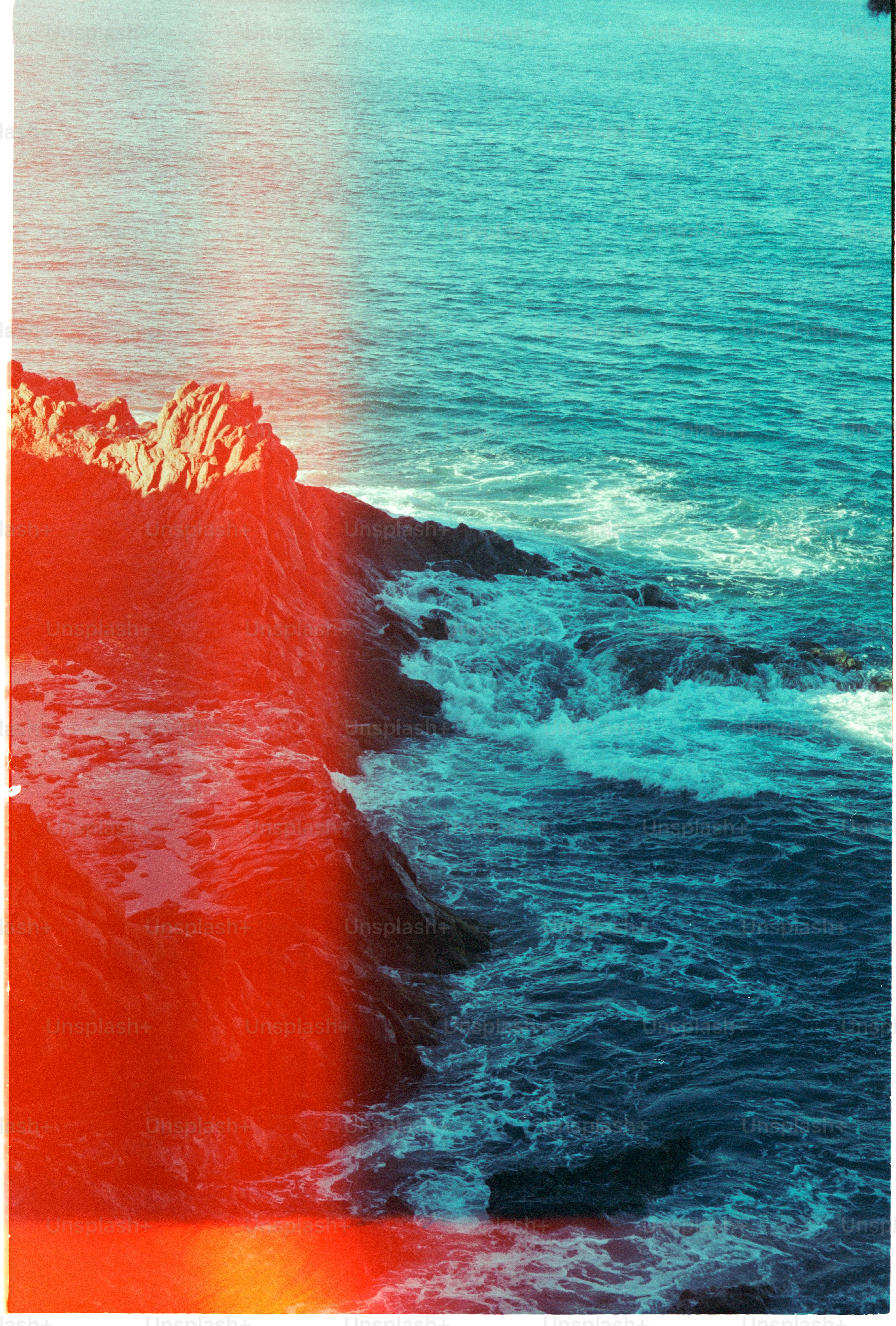 Costa rocosa con olas rompiendo contra la orilla.