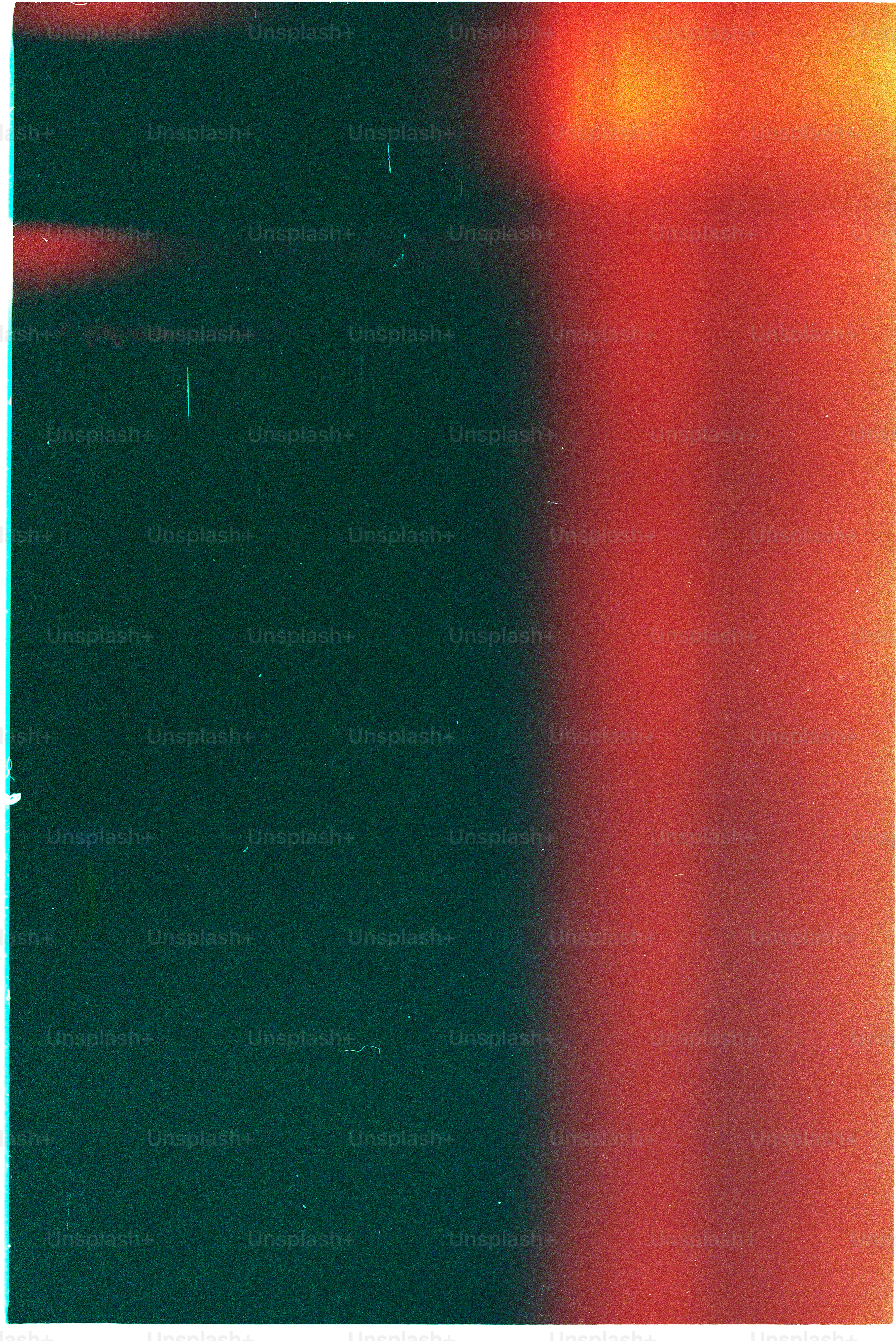 Abstrakte warme Lichtflare auf dunklem Hintergrund