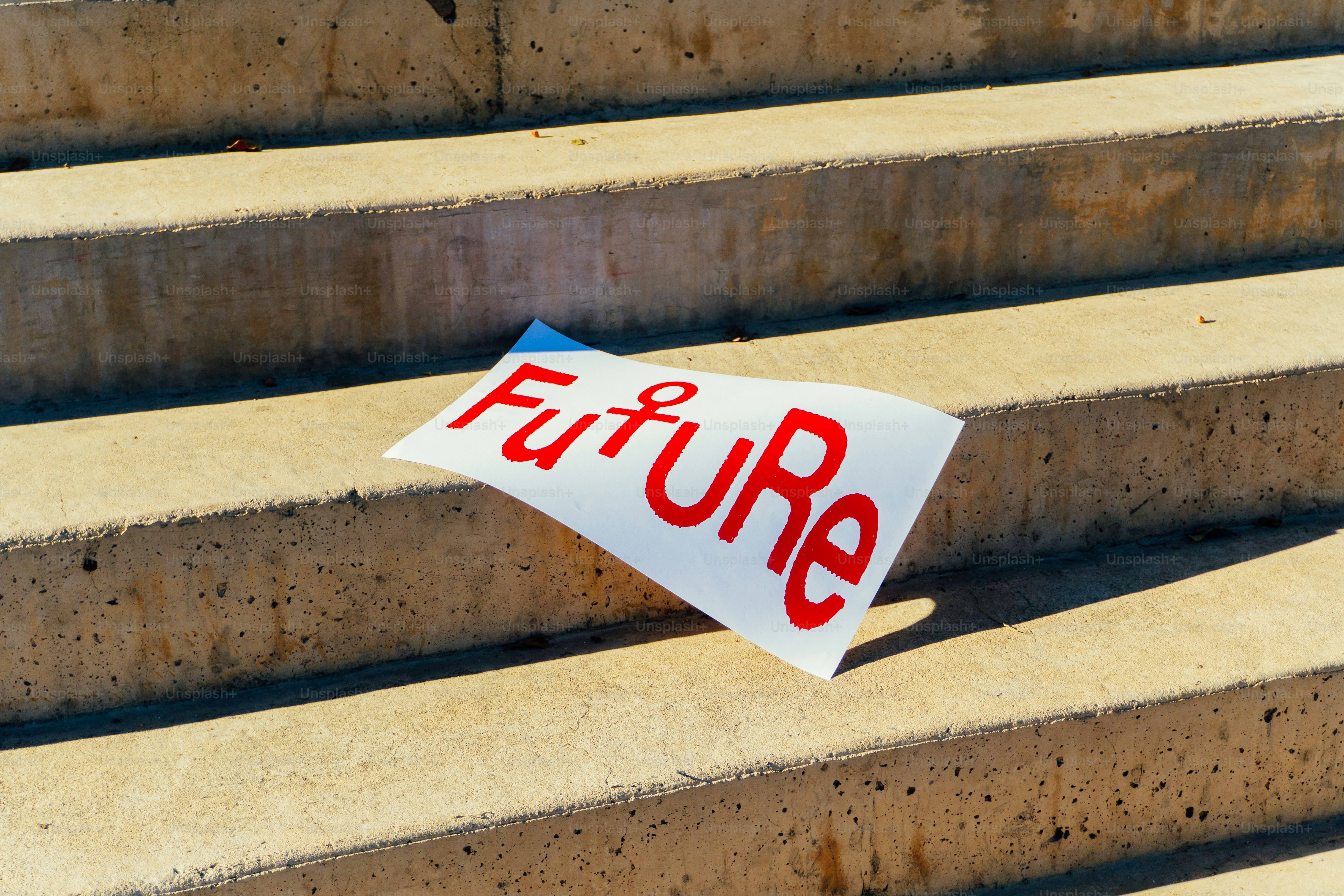 Un cartello con la parola "futuro" sulle scale