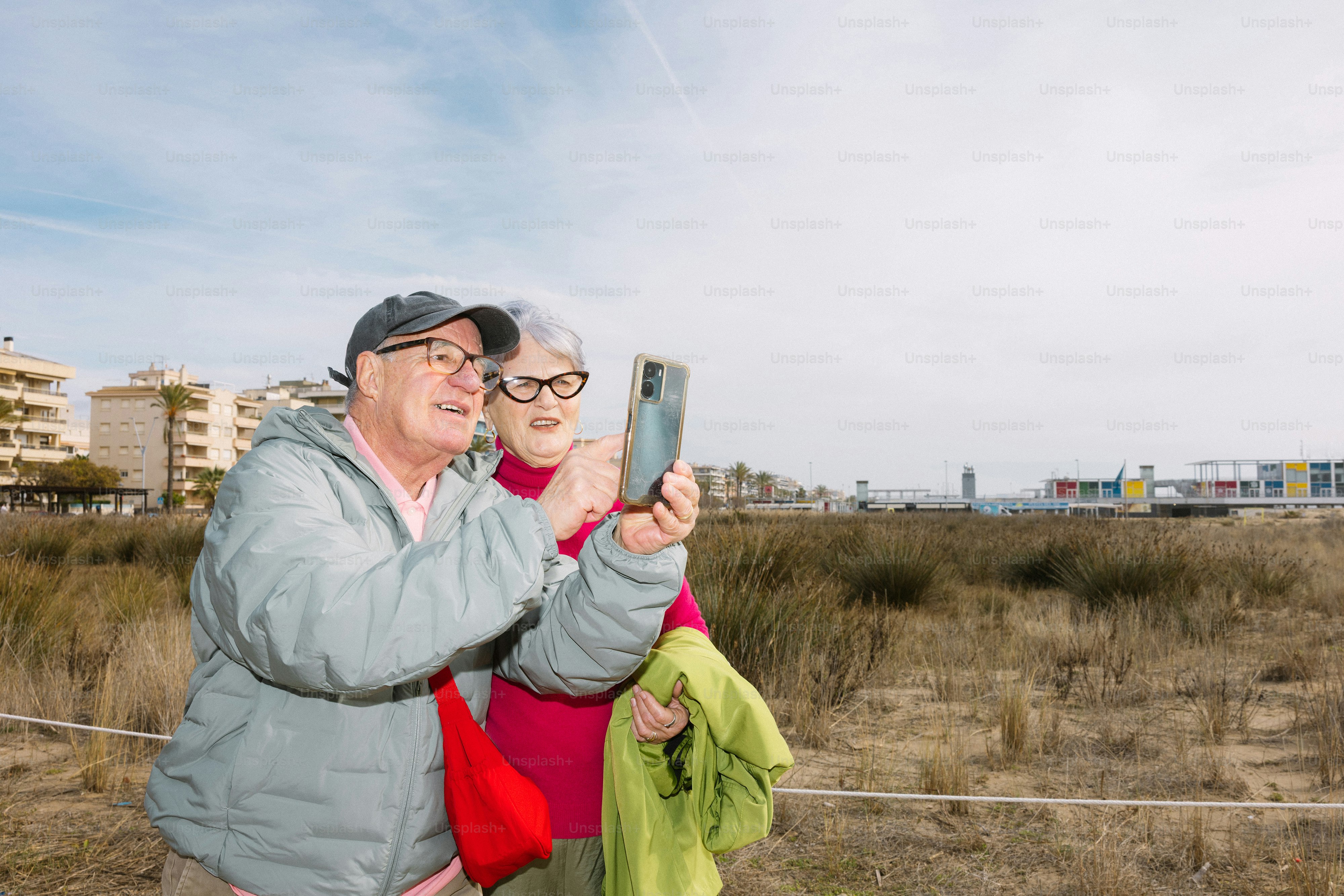 Casal idoso tirando uma selfie na praia