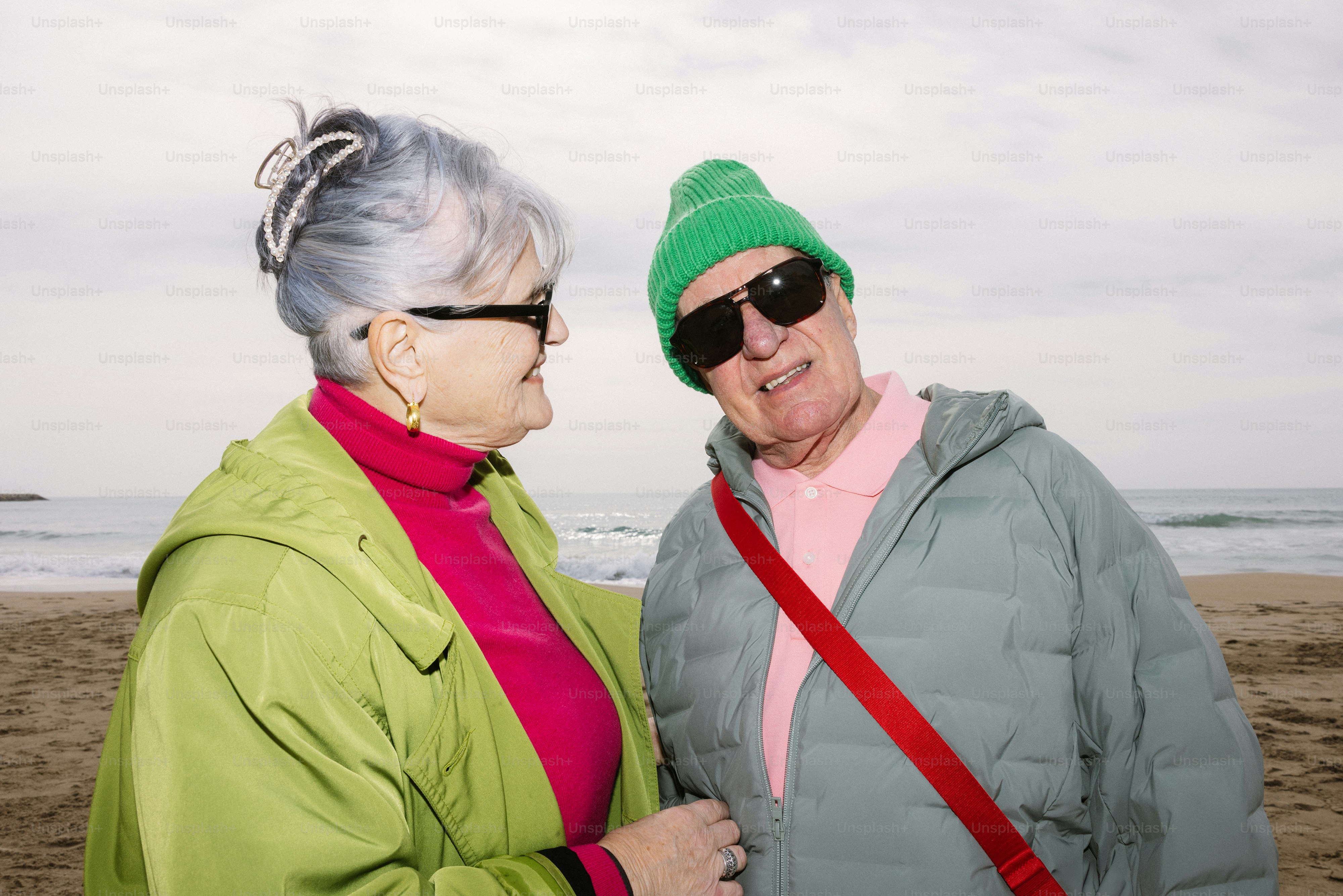 Dois idosos em uma praia