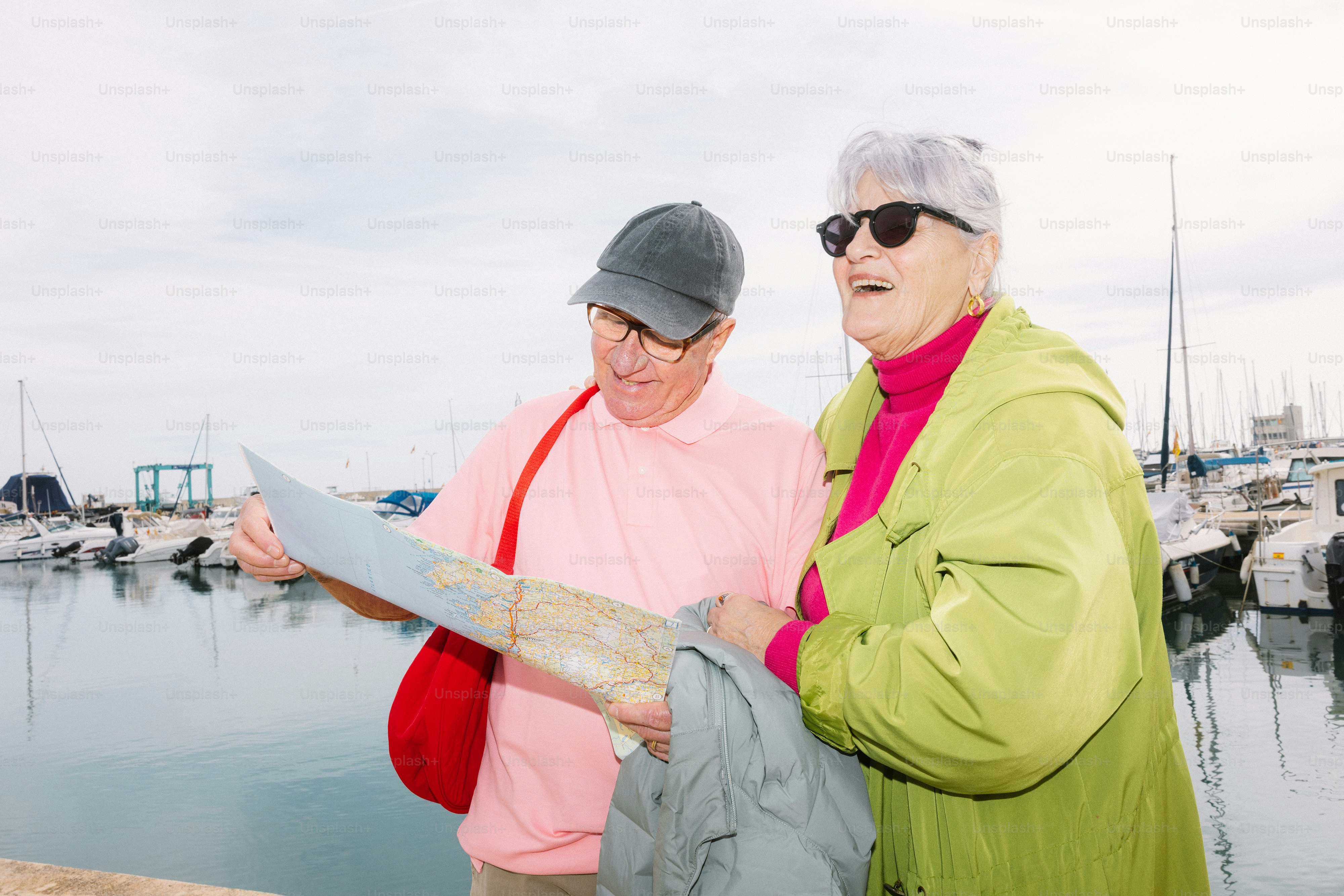 Casal idoso estudando um mapa à beira da água
