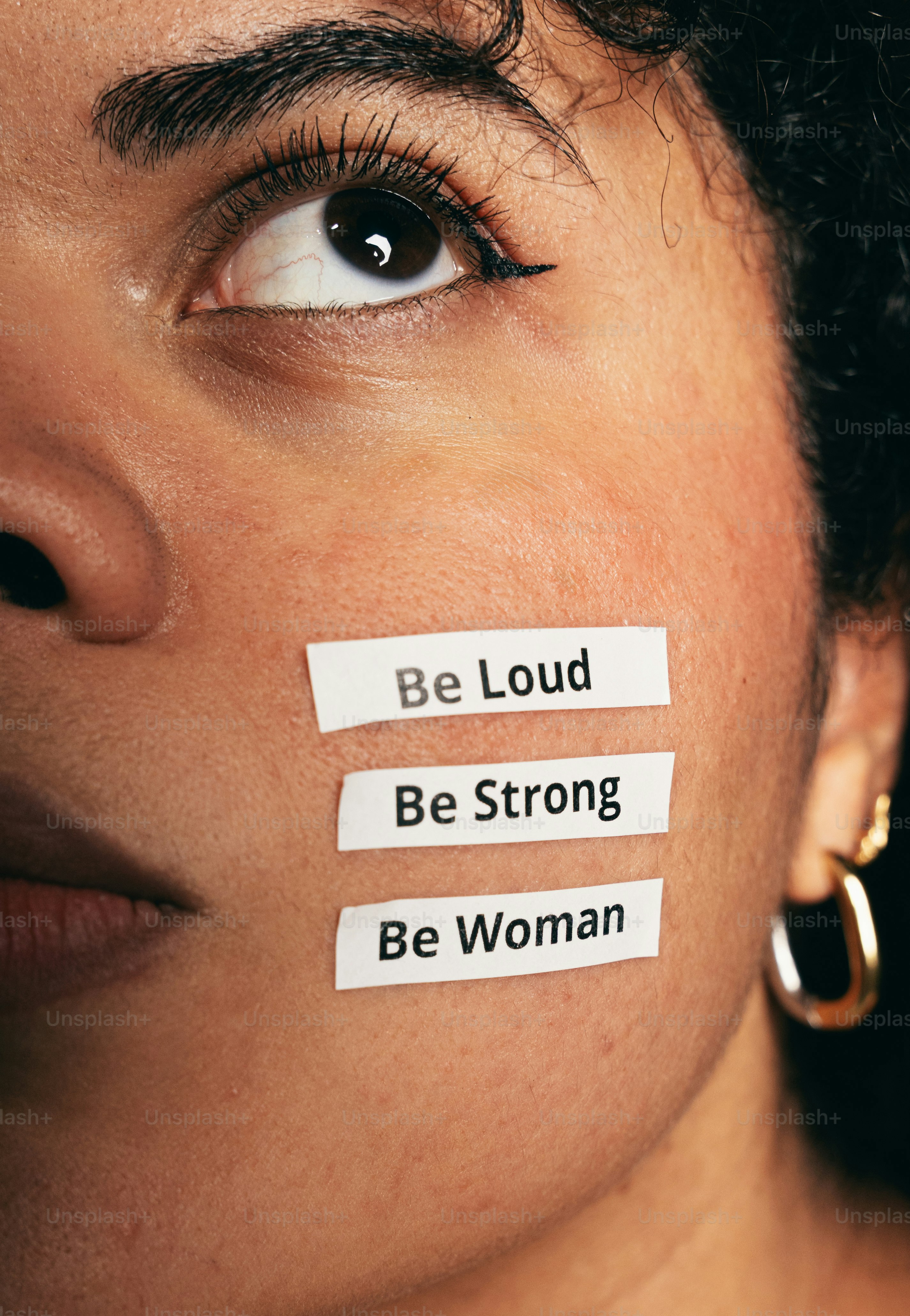 Femme avec des messages d’émancipation sur le visage