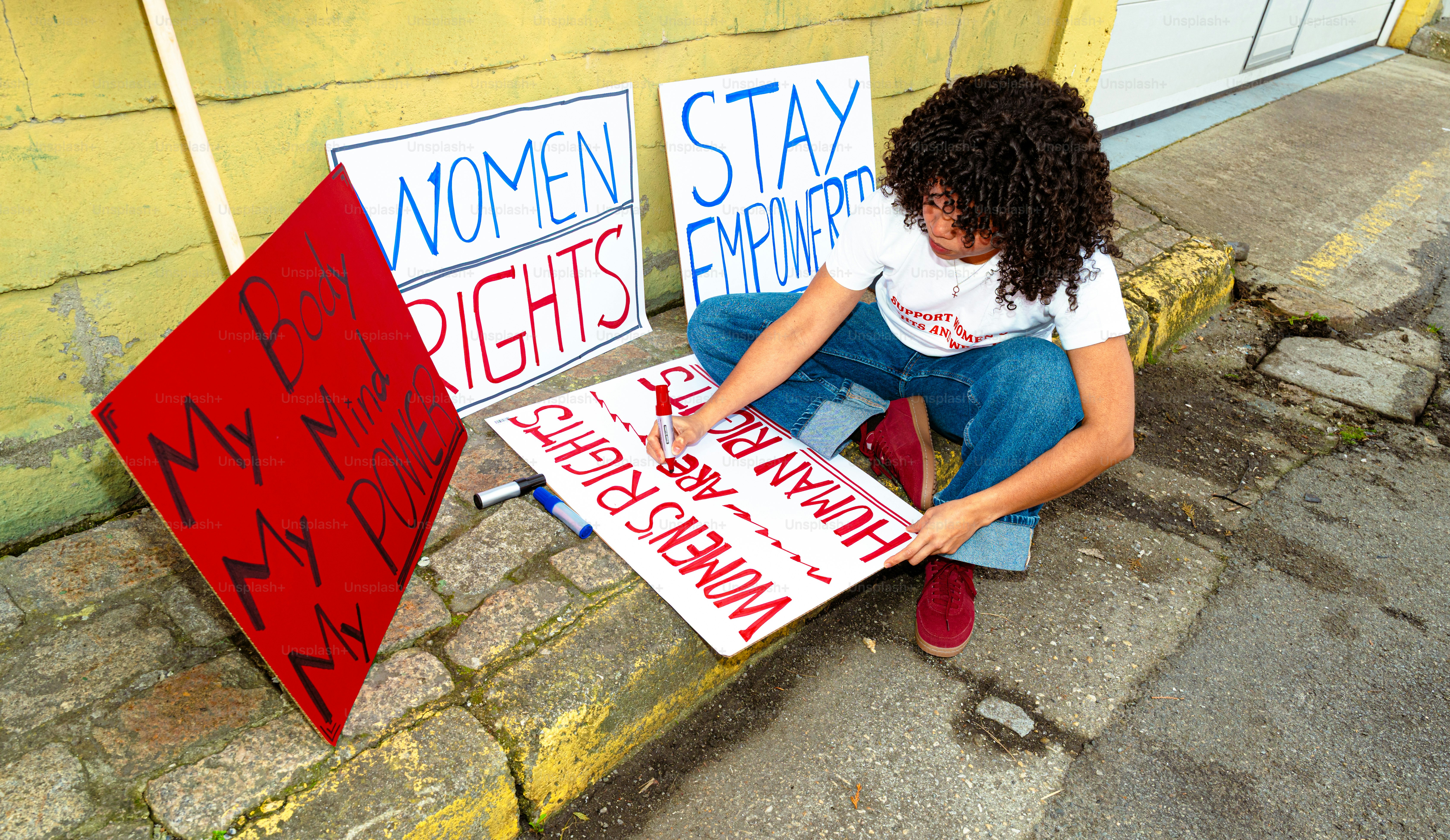 Woman holding signs for women's rights photo – Protest Image on Unsplash