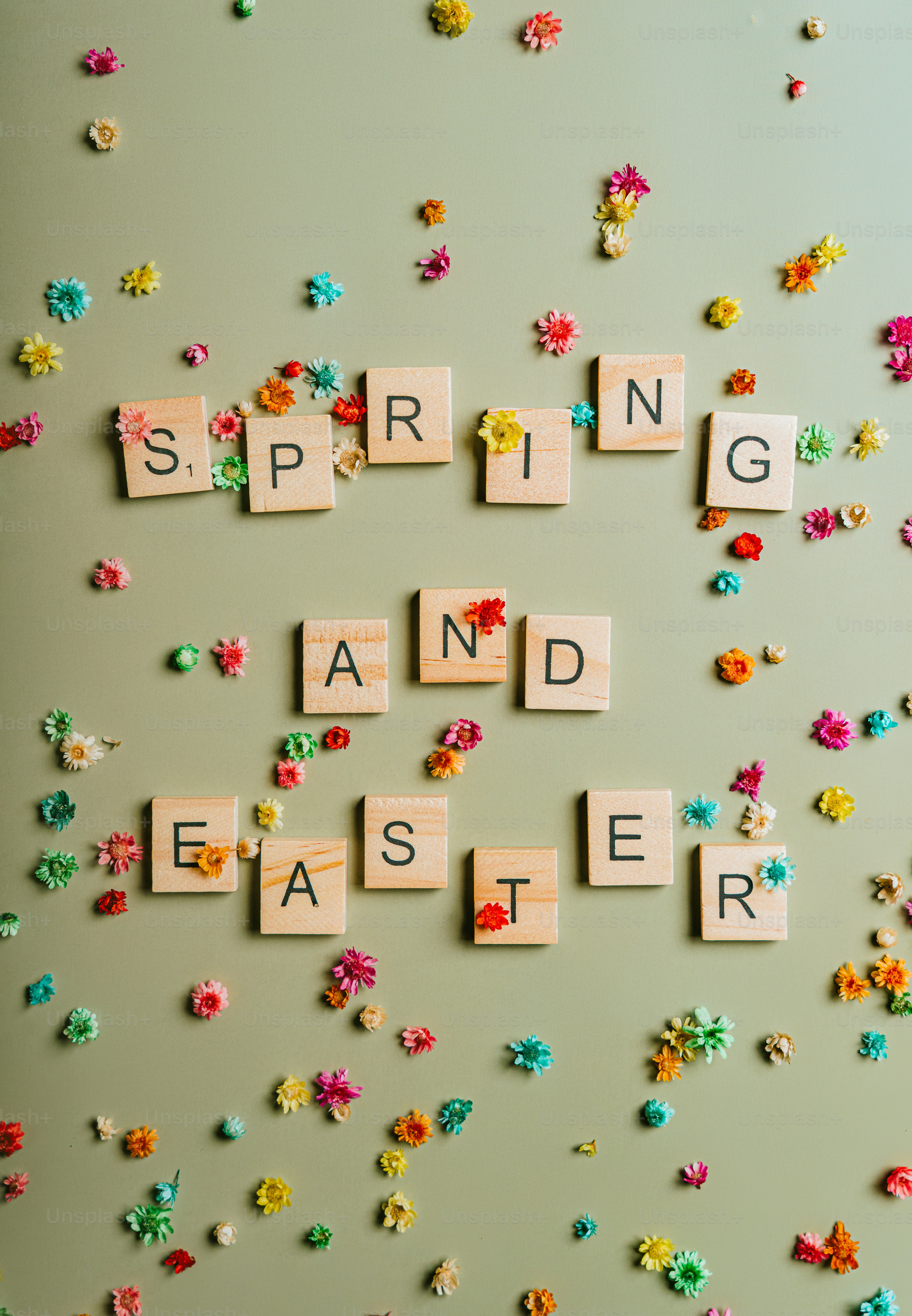 타일과 꽃으로 표현된 봄과 부활절