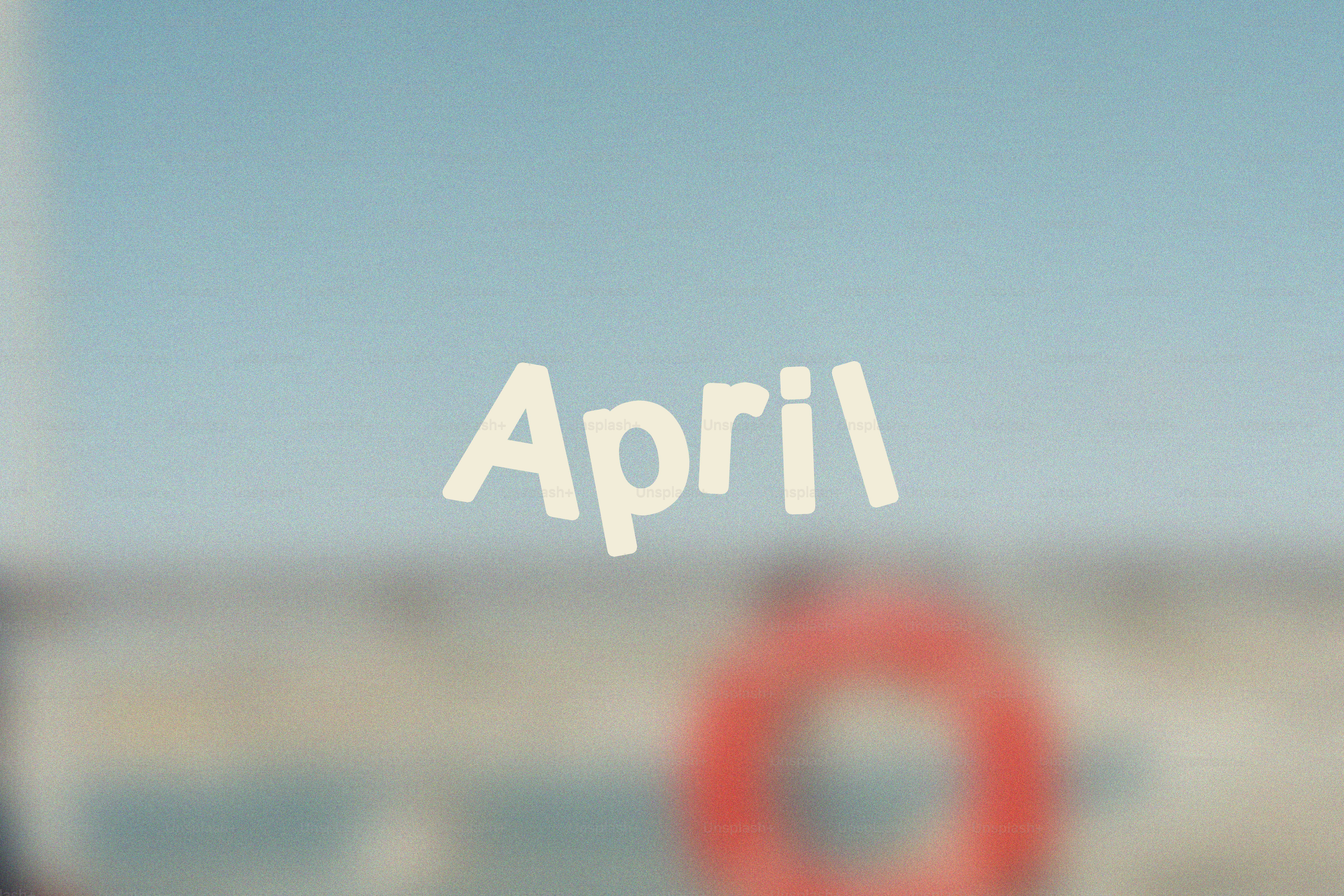 La palabra abril flota sobre un fondo borroso.