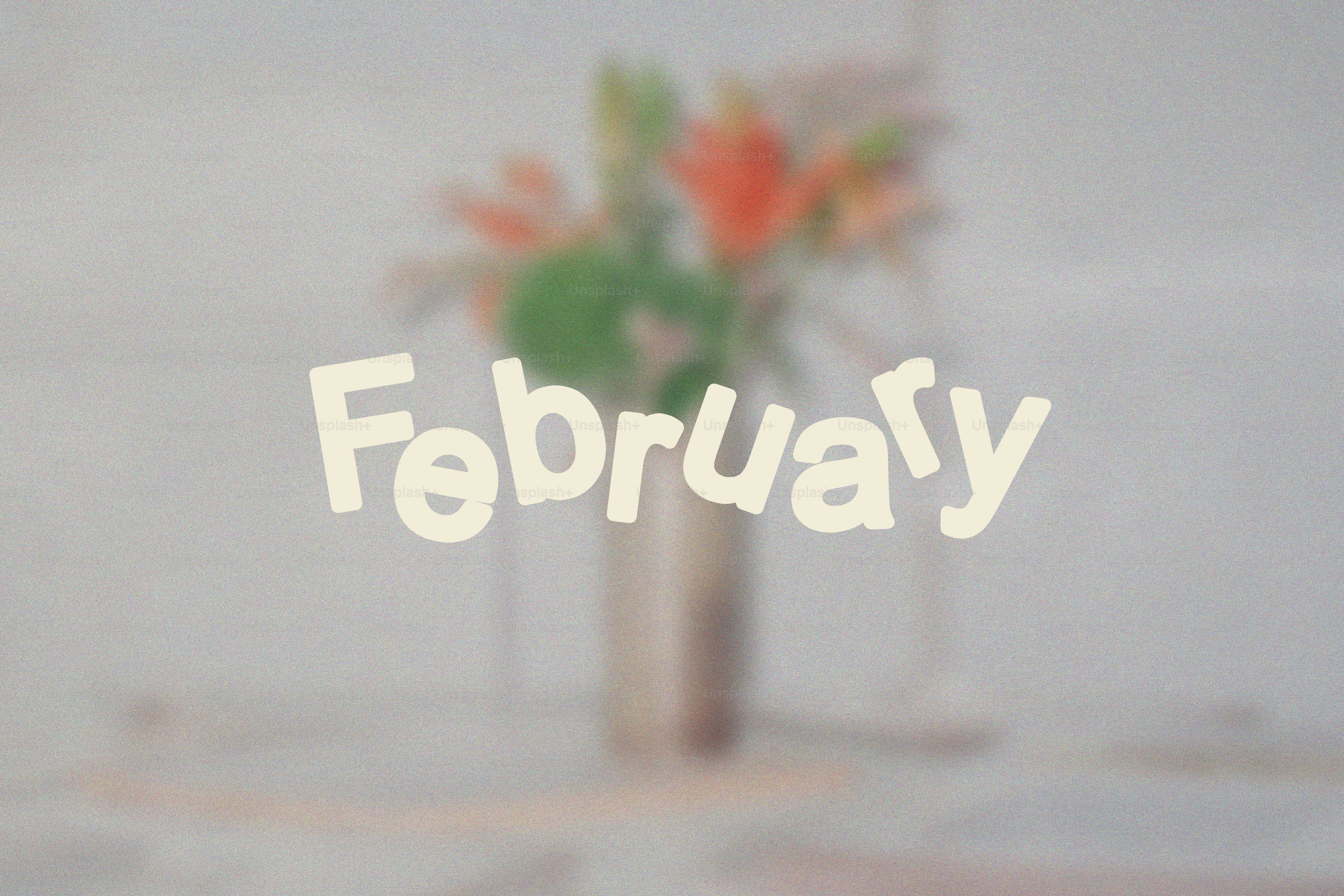 Un jarrón de flores con la palabra febrero.