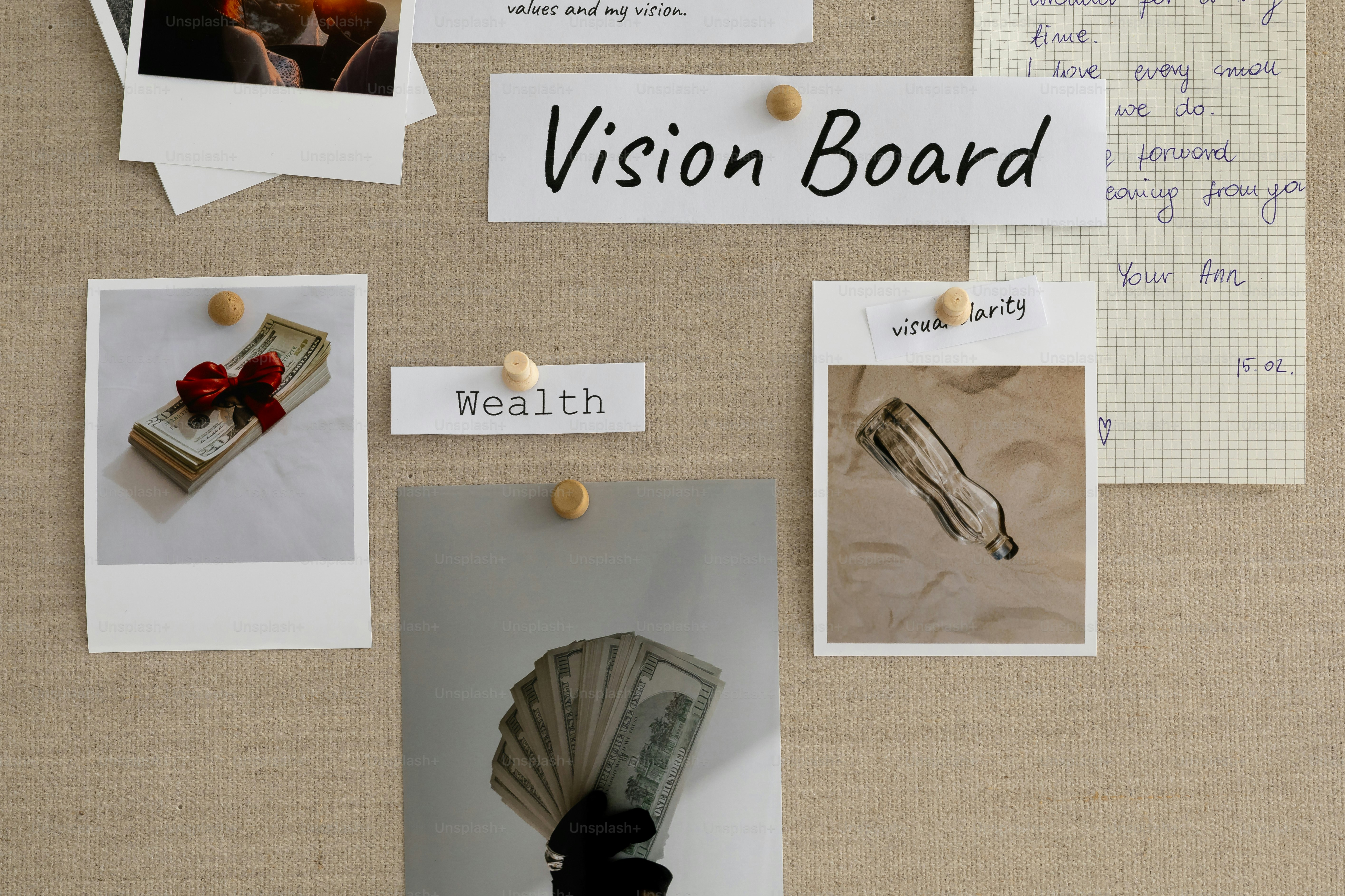 Vision Board mit Bildern von Geld und inspirierendem Text.