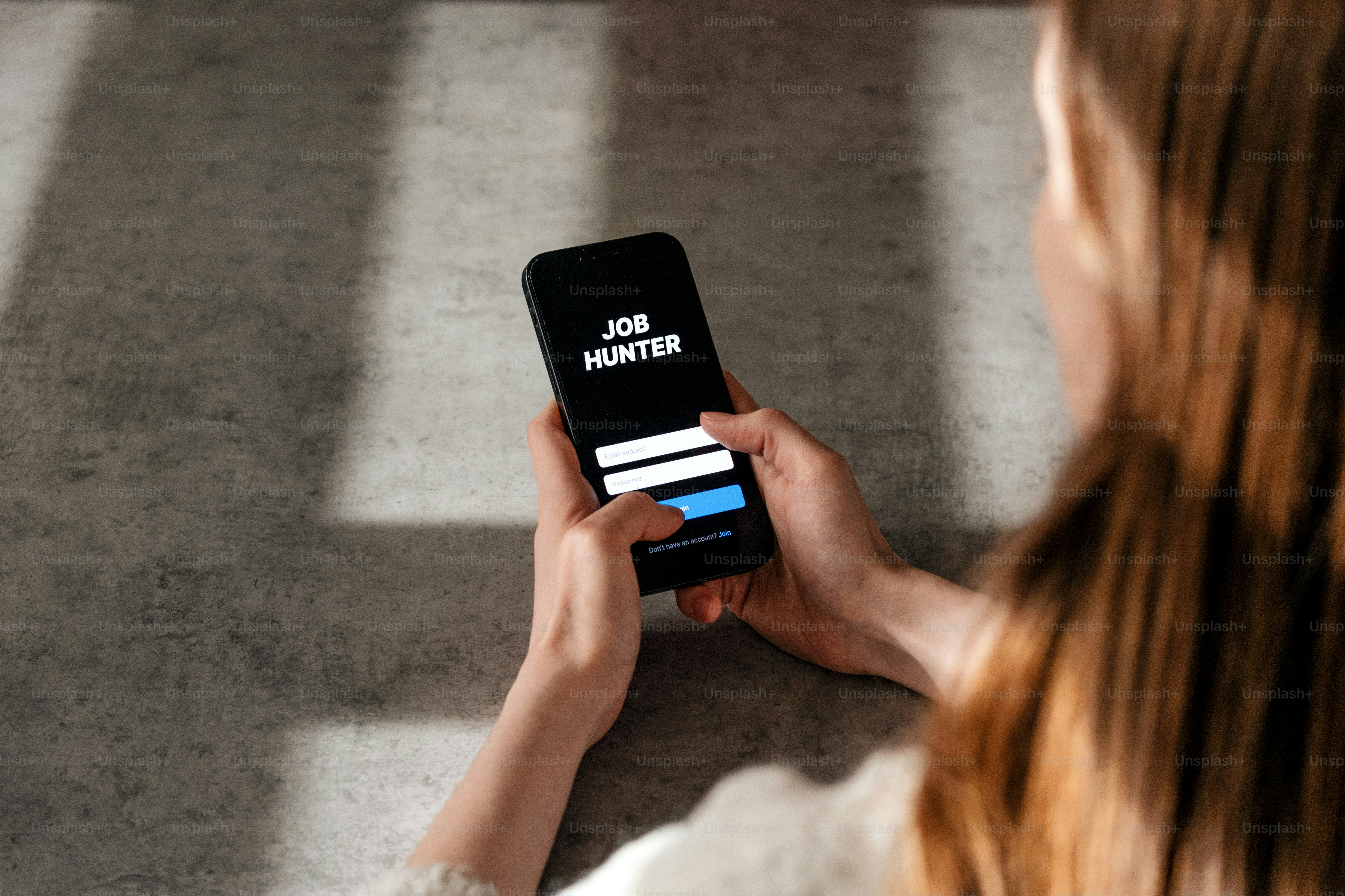 Woman using job hunter app on smartphone photo – Hiring Image on Unsplash