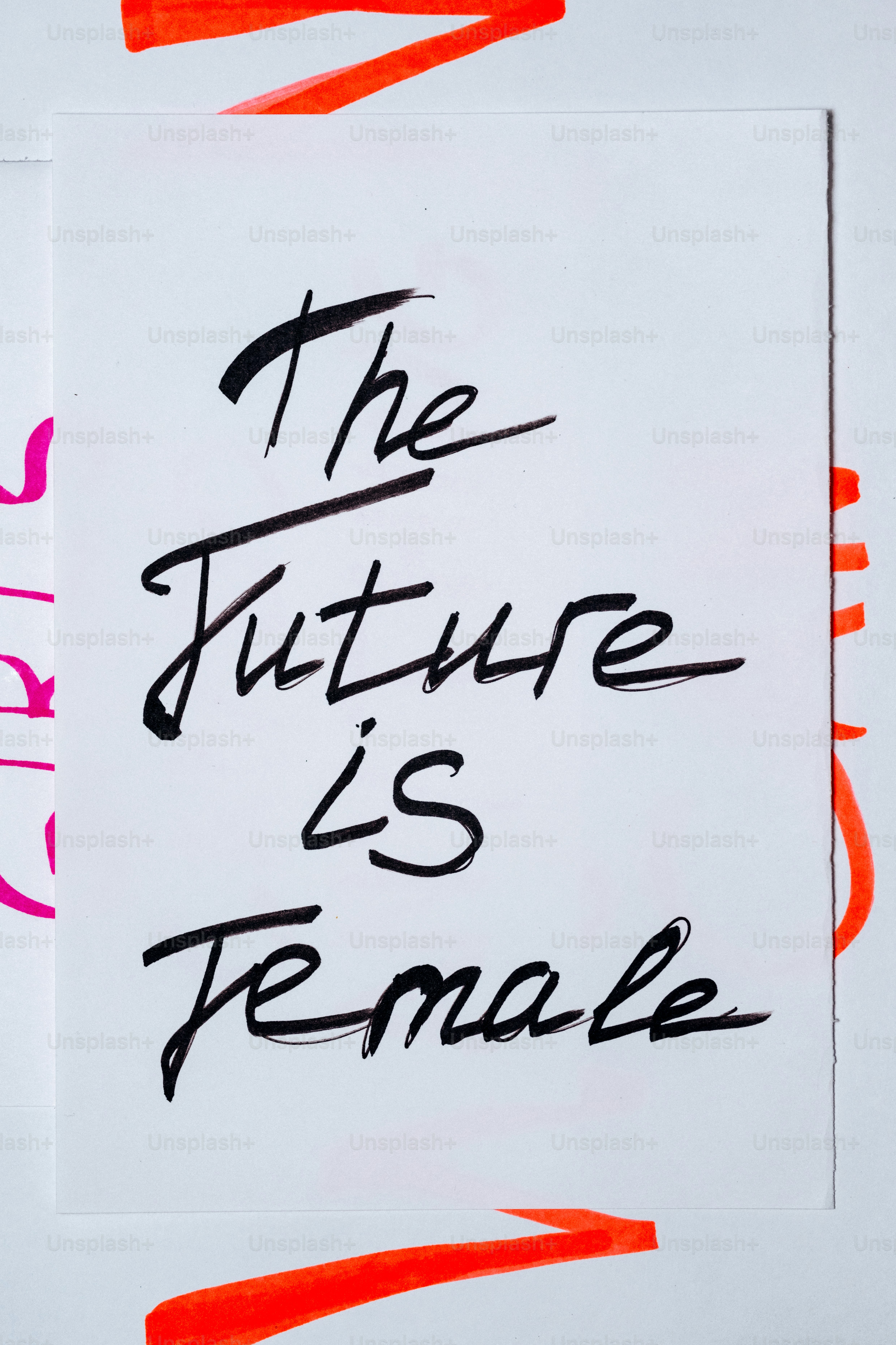 Le futur est féminin, écrit à l’encre noire.