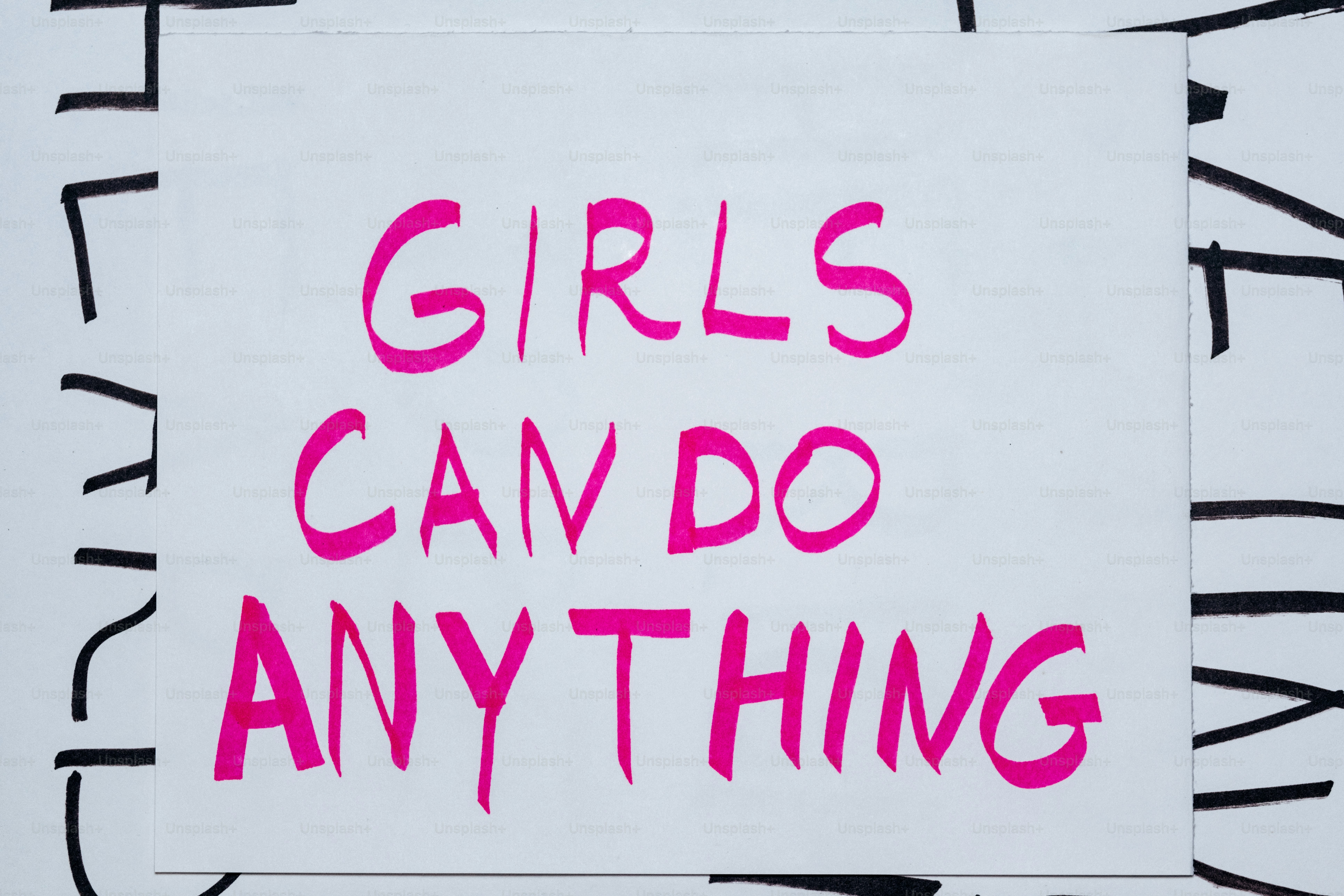 Mädchen können alles tun, was in rosa Buchstaben geschrieben ist