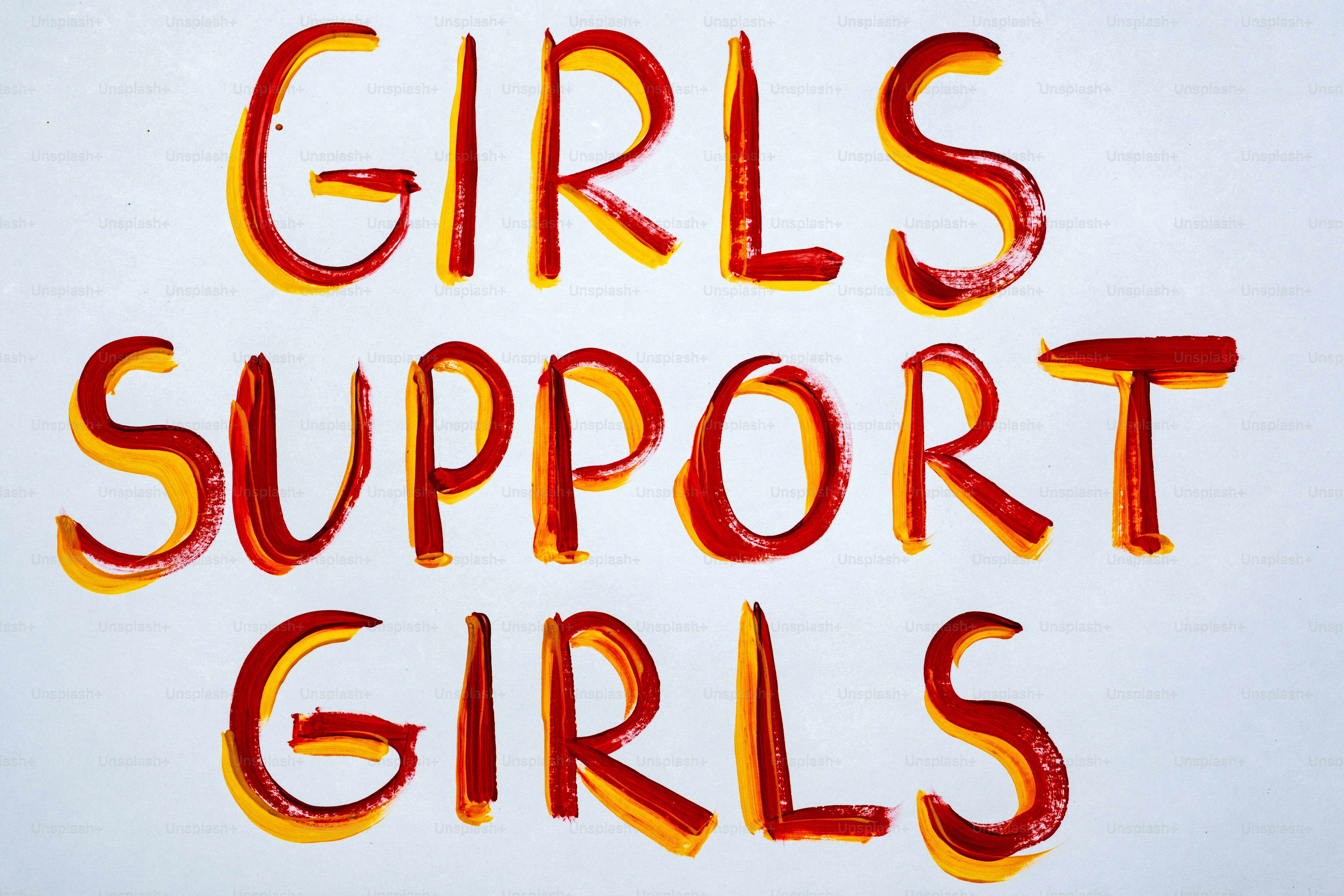 Las chicas apoyan a las niñas escritas en rojo y amarillo.