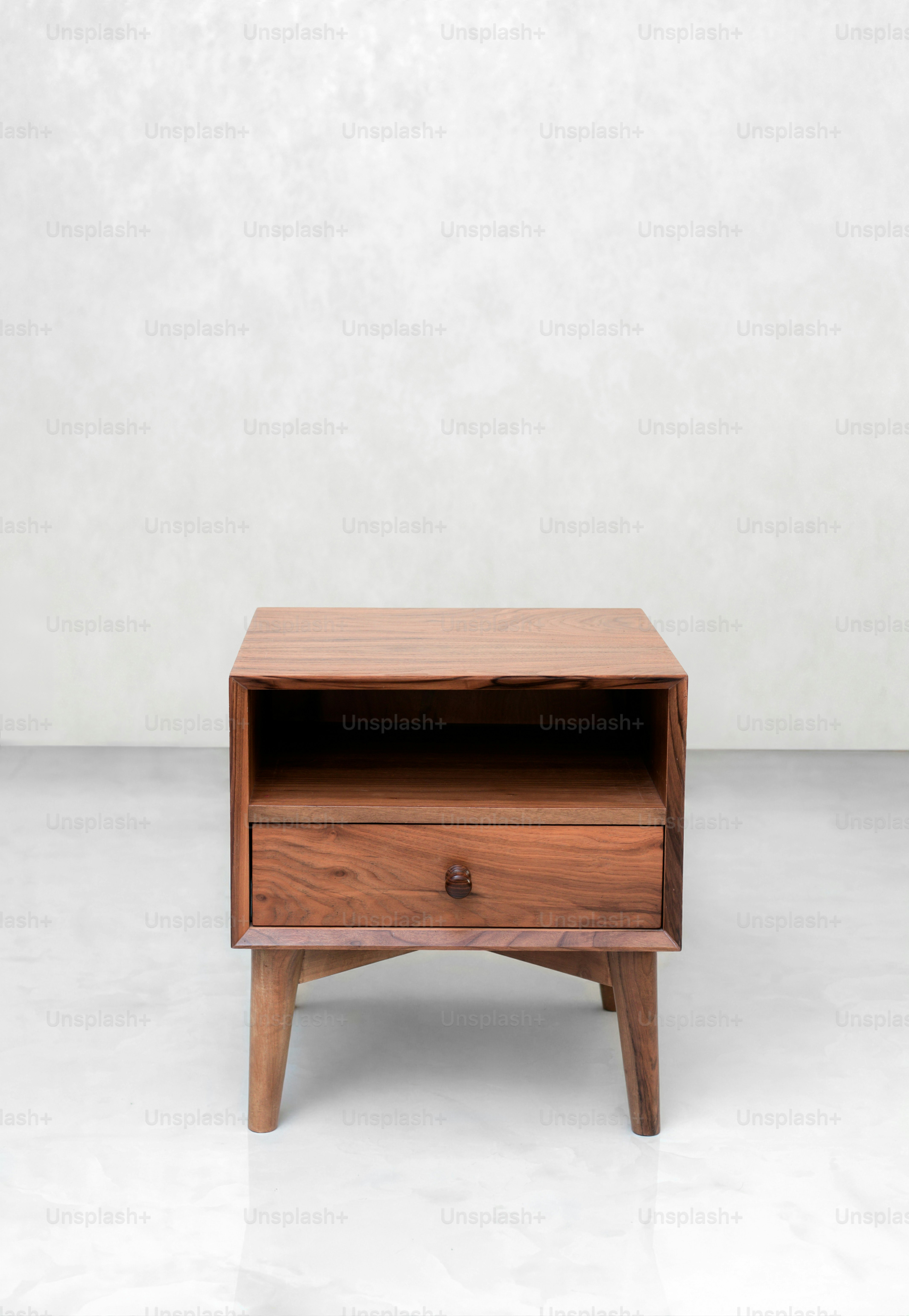 引き出しが一つだけあるシンプルな木製のナイトスタンド。