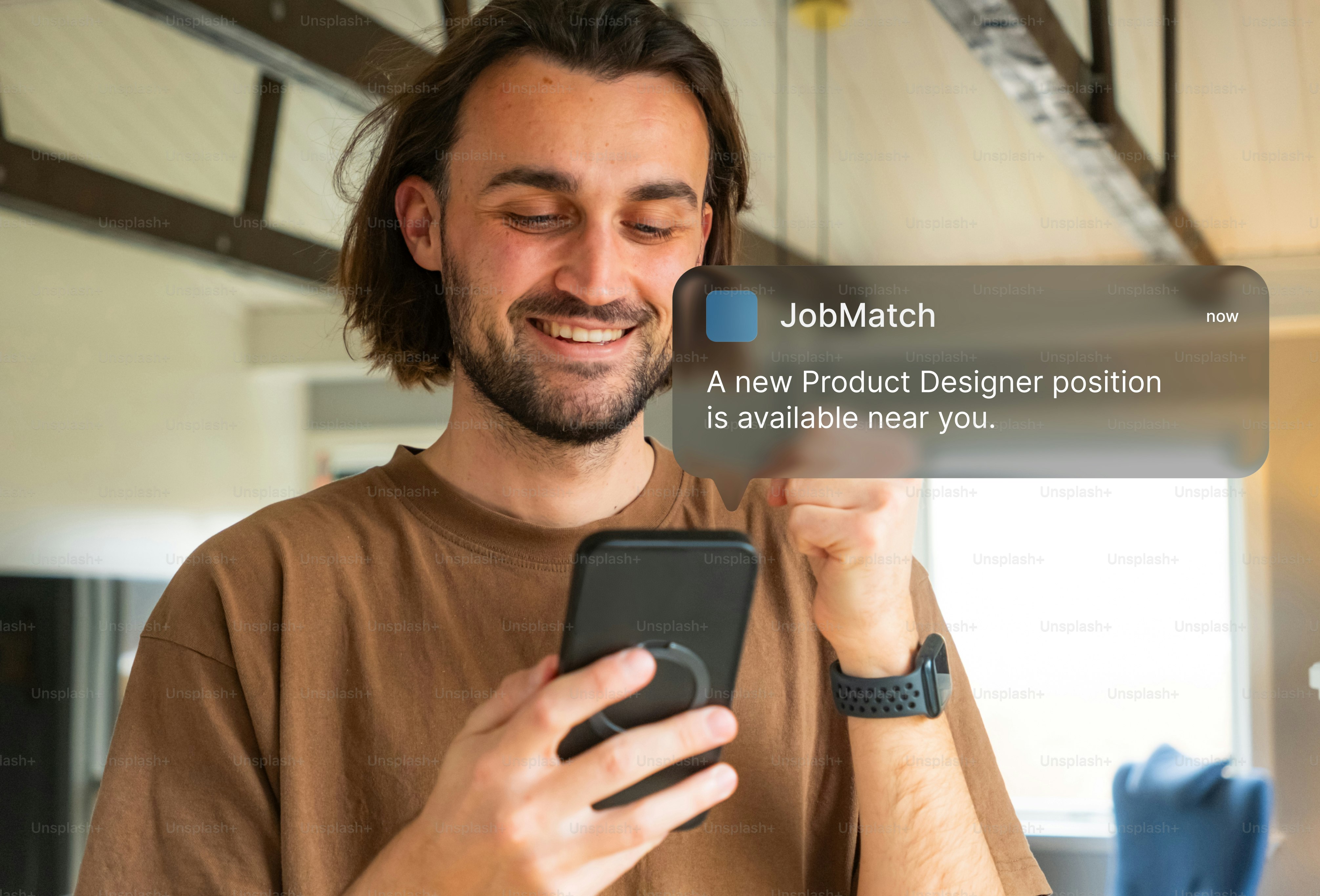 男性が求人通知のスマホを見ている。