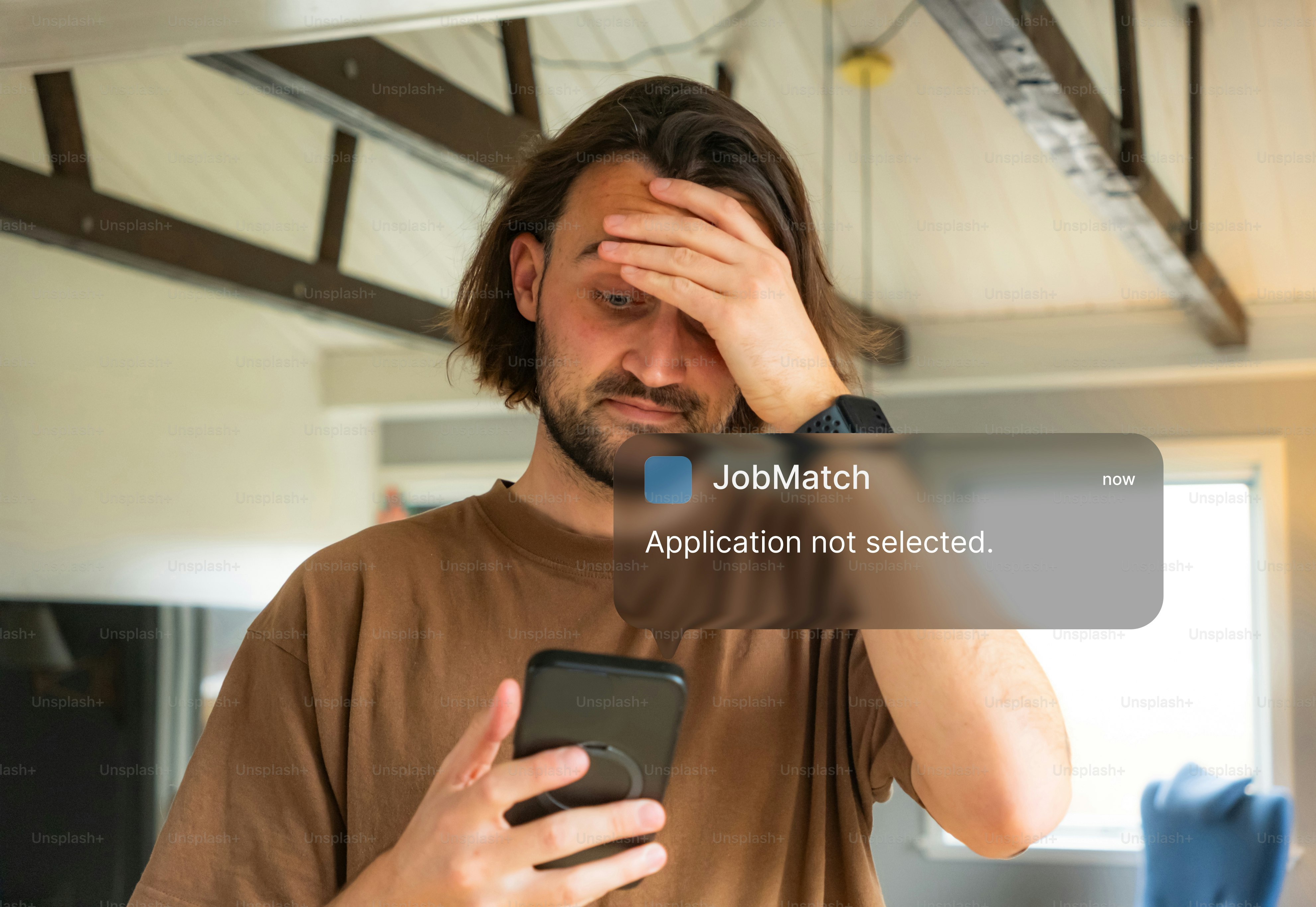 応募不採用で電話越しにストレスを感じている男性