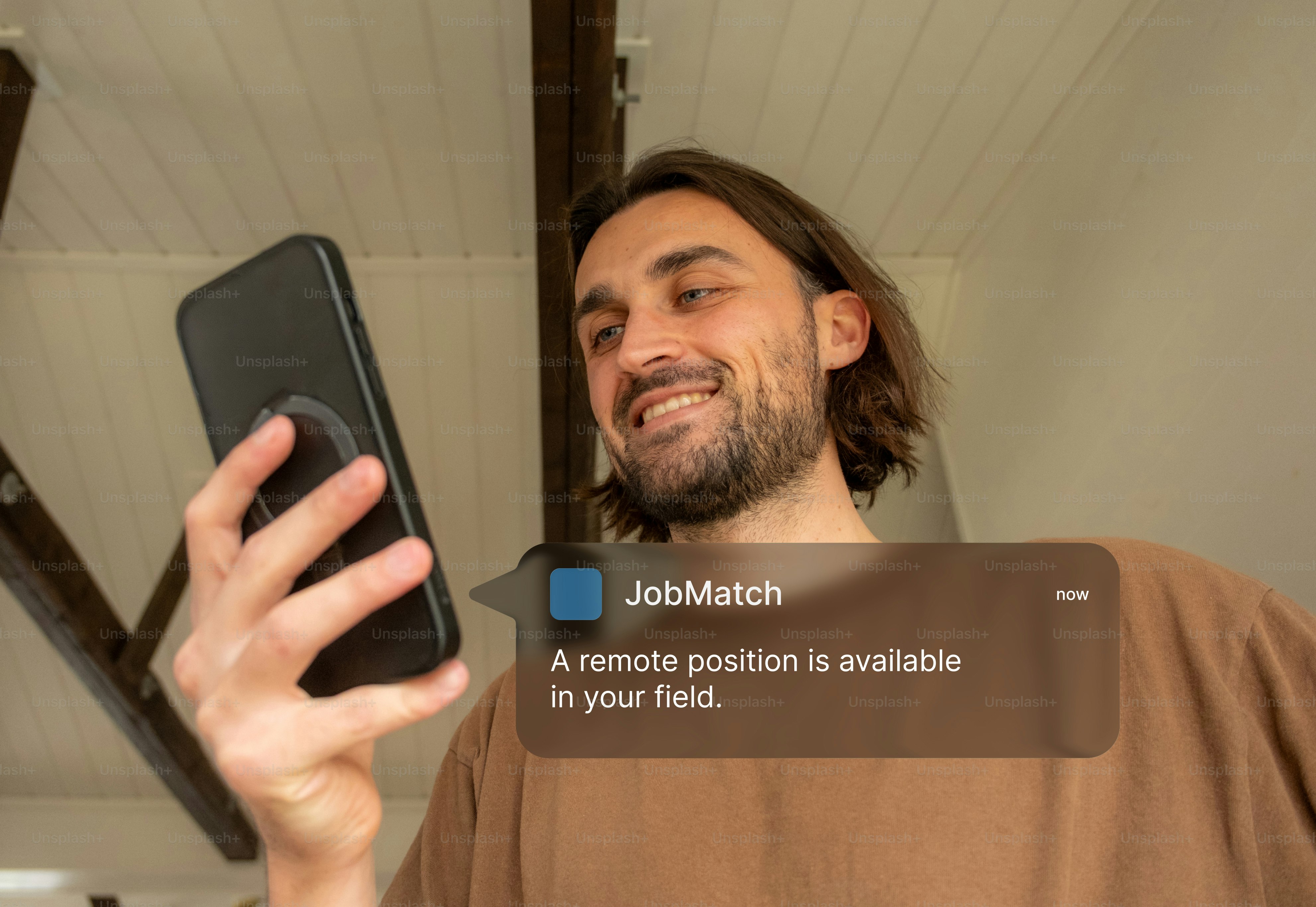 男性はリモートワークの通知に微笑みます。