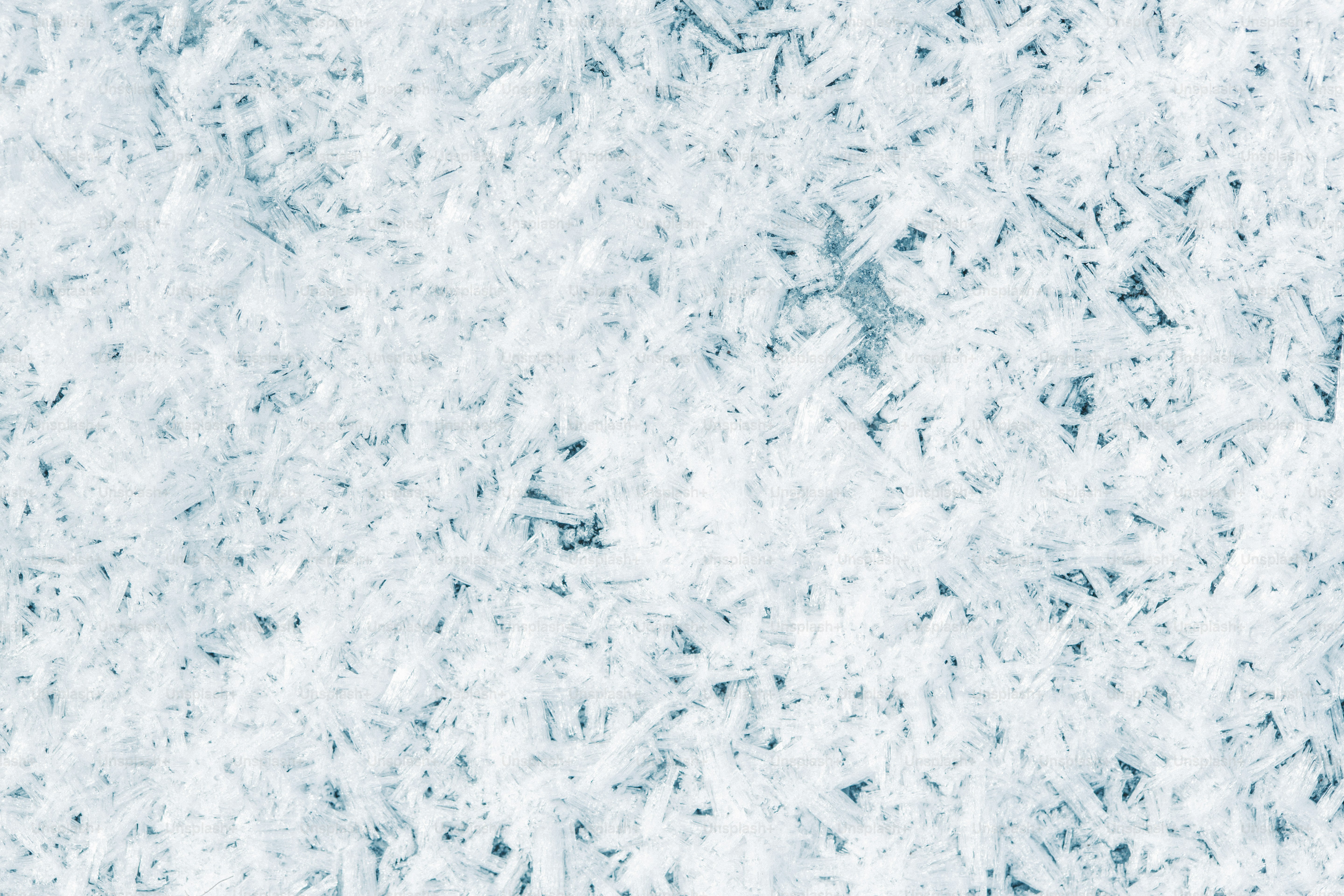 青い表面に白い霜結晶のクローズアップ